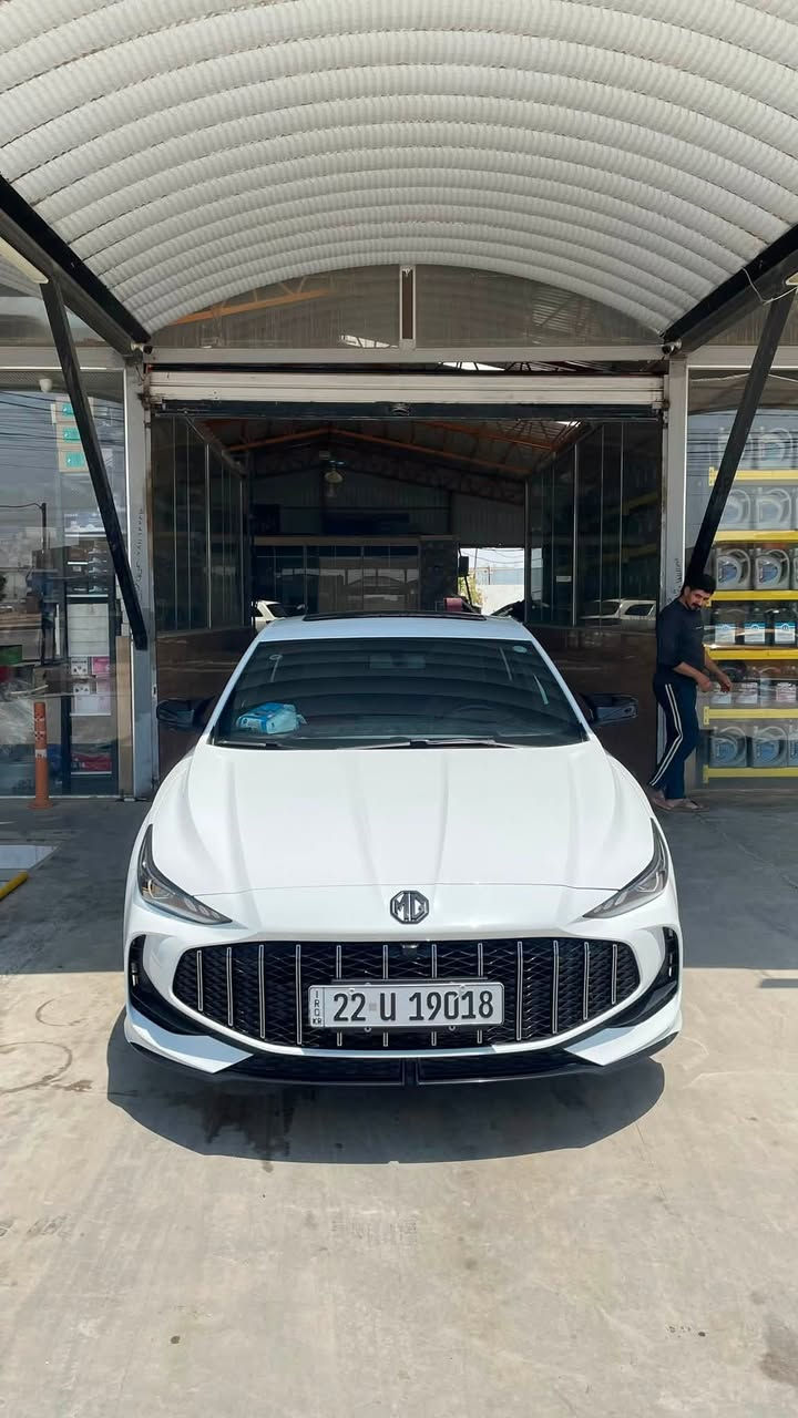 السلام عليكم 
MG GT 2025 
السيارة فول مواصفات 
محرك السيارة 4 سلندر  1500 تنفس طبيعي 
بانوراما
شاشة فول تحكم 
5 كاميرات 360 درجة
حساس خلفي 
مرايات كهربائية 
دخول ذكي 
تشغيل بصمة
تثبيت سرعة 
إضاءة LED أمامية وخلفية
كشنات جلد 
الخ…
السيارة ماشية 22 الف كيلو 
السيارة بيها طخة بسيطة (شبر بارد جاملخ خلفي جهة يمنى)
هزة جديدة 
السيارة باسمي تحويل مباشر 
السعر؛ 120$ وبيها مجال بسيط 
للتواصل :***********
