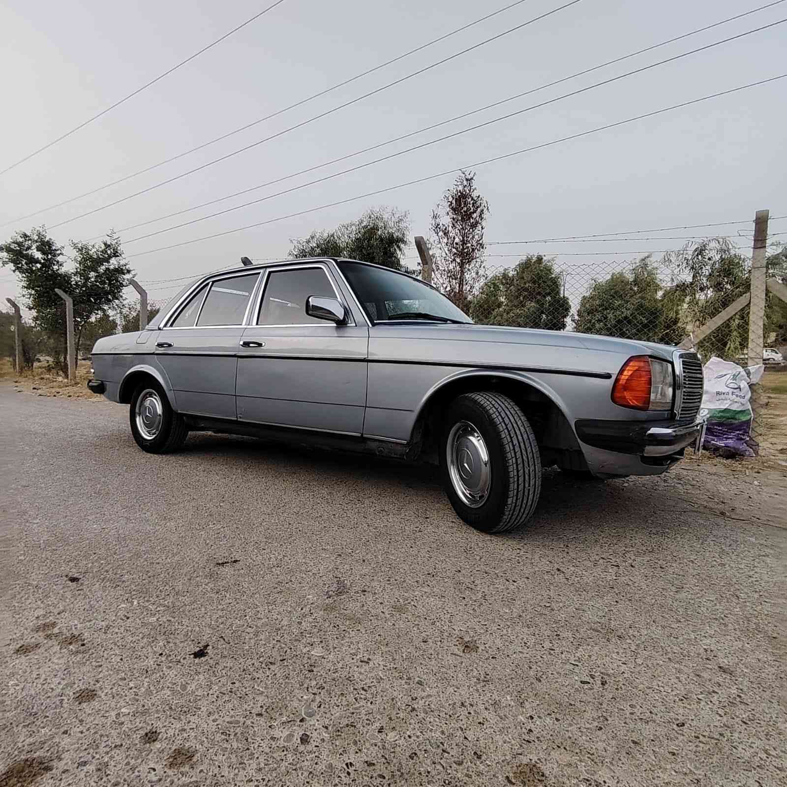 السلام عليكم
مارسدس أبو جحيل للبيع سياره جاهزه من كل النواحي كهربائيات كلها شغاله قطره صبغ ما بيها فقط الهلالات مصبوغه 5 تأيرات جدد  صدر خلفي امامي جديد سياره بسمنا تحويل ثاني يوم ساره تأخذها ربع ما تصرف عليها مكينه 4 سلندر مكان السياره تكريت 
السعر 75 وبيها مجال 
الرقم :***********
*********** واتساب
