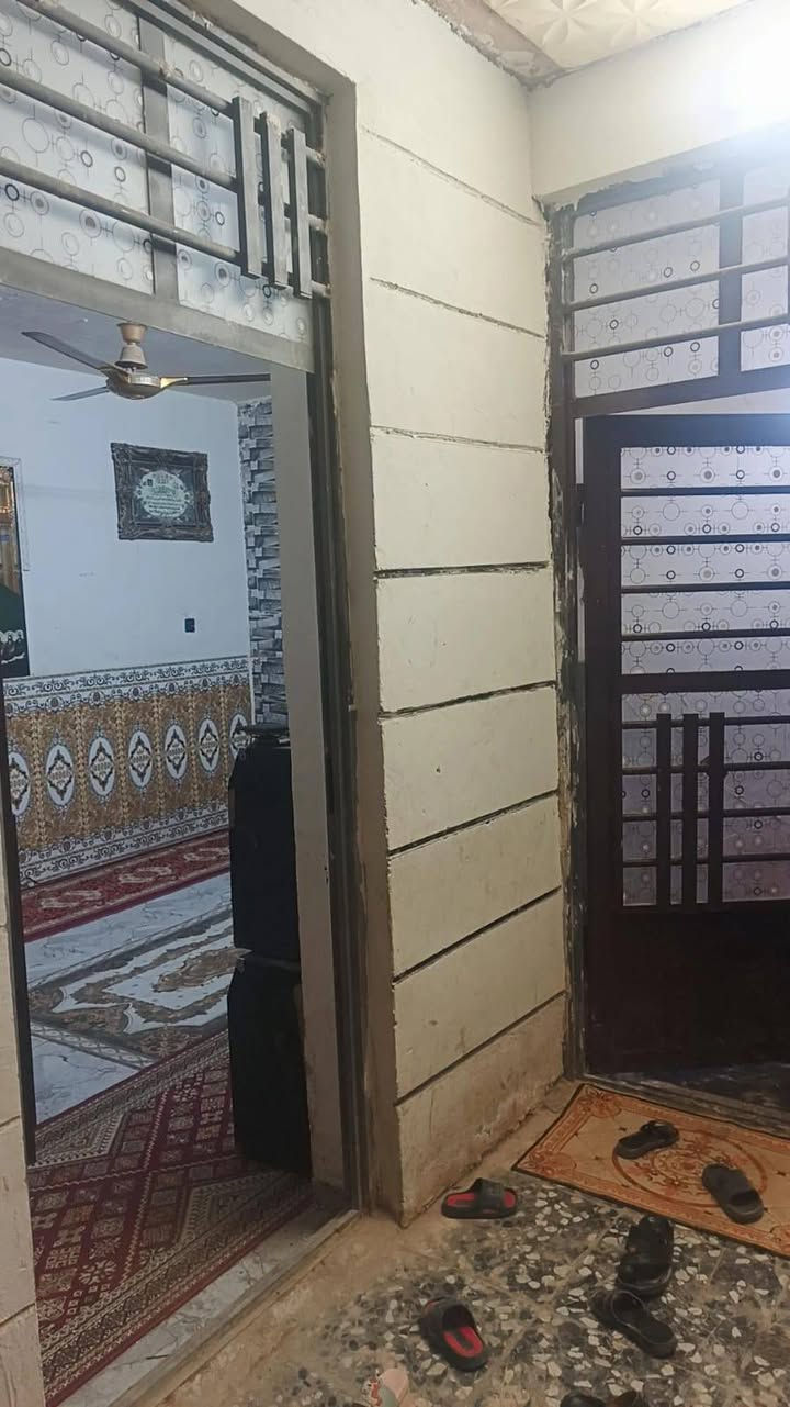 السلام عليكم بيت للبيع  مساحه 100متر مربع غرفتين نوم استقبال وصاله وصحيات ومنور بيت نضيف عنوان الحسينيه الراشديه السكلات شارع العشره الاف شارع مكصوص كاعد شتغلون بي وراح تتبلط الاستفسار اتصل ***********موجود واتساب
