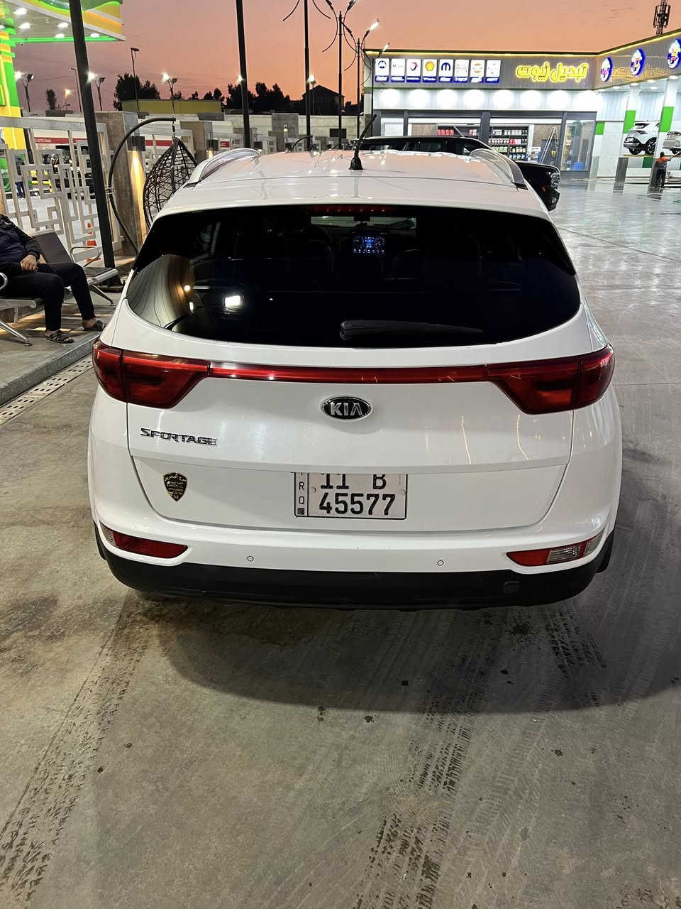 السلام عليكم 
سيارة كيا سبورتج 
موديل 2018 خليجي 
موصفات سيارة 
شاشة
 كامرة خلفية 
وحساسات امامية خلفية 
3 وضعيات قيادة 
سبورت وقتصادي وعادي 
تبريد قطعتين 
منظومة زنون 
تخم تاير جديد 
صدر جديد 
السيارة مكفولة من الصبغ والبارد 
السعر 180$
***********
***********
العنوان البلديات
