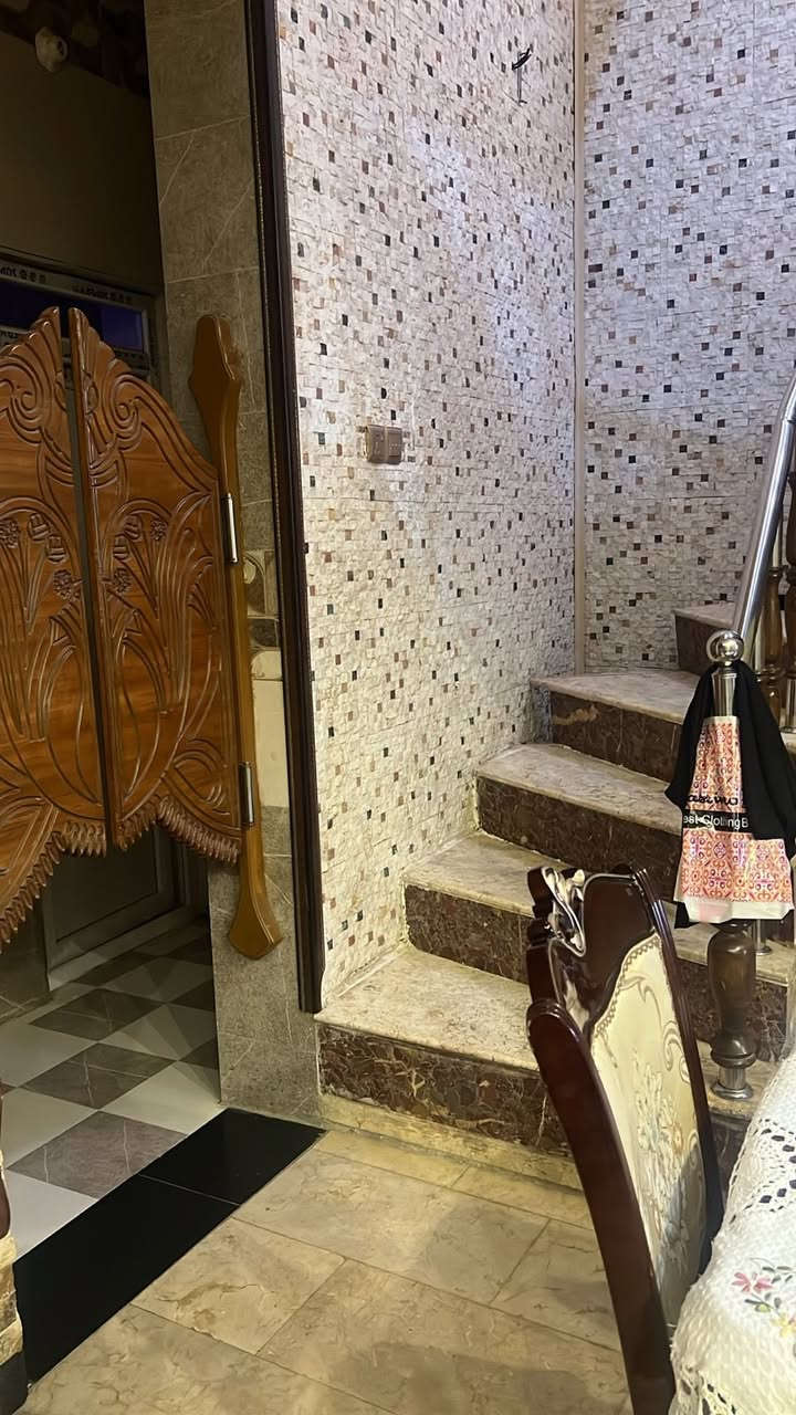 بيت للبيع مساحه 100متر طابقين بناء طابوق درجه اولى بالحر بدايه شارع الكابينات قريب على الشارع العام وقريب على خط الكوسترات موقعه جدا ممتاز طابو زراعي سند 25باسمي تحويل مباشر السعر 165مليون وبي مجال بسيط. ***********
