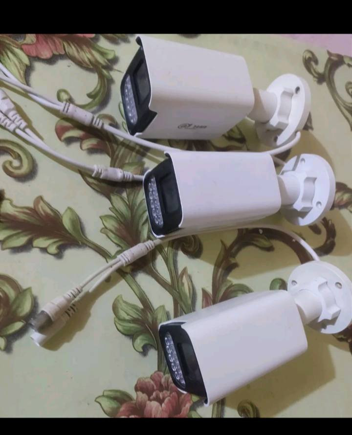 السلام عليكم كامرات للبيع  ثلاثه
وي جهازهن السعر ب75 وبيهن مجال تصويرهن يصير ملون ***********
