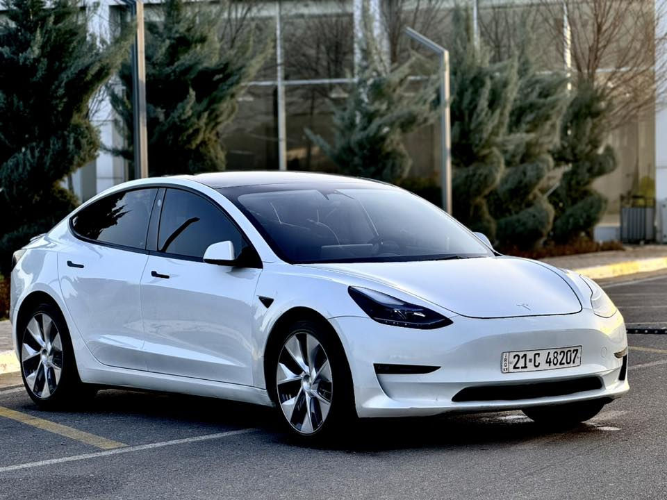 tesla model 3 2023
تيسلا موديل ٣ تك ماتور اونلاين 
السيارة صبغ مابى بس شويه جوة جاملغ امامى بى تكحيل 
اربكات كلة سليم .. بدون رباك 
السيارة ماشيه ٥٧٠٠٠ كم 
السنويه بسمى نفس اليوم احول بسمك 
***********

