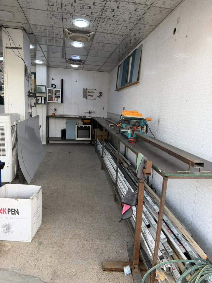 معمل المنيوم للبيع مكان بغداد شلعه وحده شامل
عواجه 210
كتر يلمز جديد استعمال شهر واحد 
ميوزه حديد 
عدة عمل كامله مع دريلات وكامل ادوات العمل 
ميز مكتب 
كونفيره 
براد حديد 
البواري والبليت الموجود في الصور 
التواصل ***********
