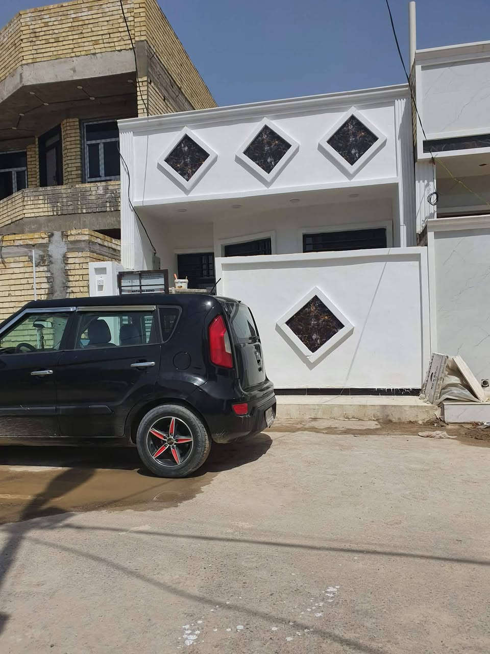 السلام عليكم بيت للبيع  مساحه ١٠٠ بيت بنيه الزعفرانية  قرار ٢٥
يرهم نضام قصد مقدمه زينه 
ستفسار أكثر بي واتساب 
***********
