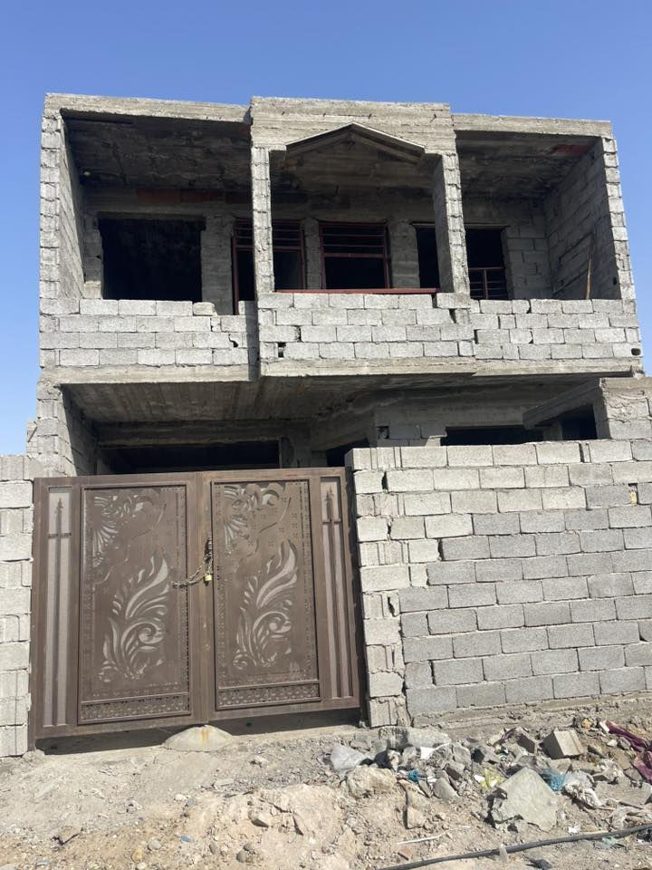 السلام عليكم 
للبيع 
دار  زراعي  هيكل مساحه (150) متر واجه 7.5 نزال 20  منطقه الدوانم قرب الشرطه الخامسه سند (25) طابو زراعي السعر مناسب للاستفسار (***********)
