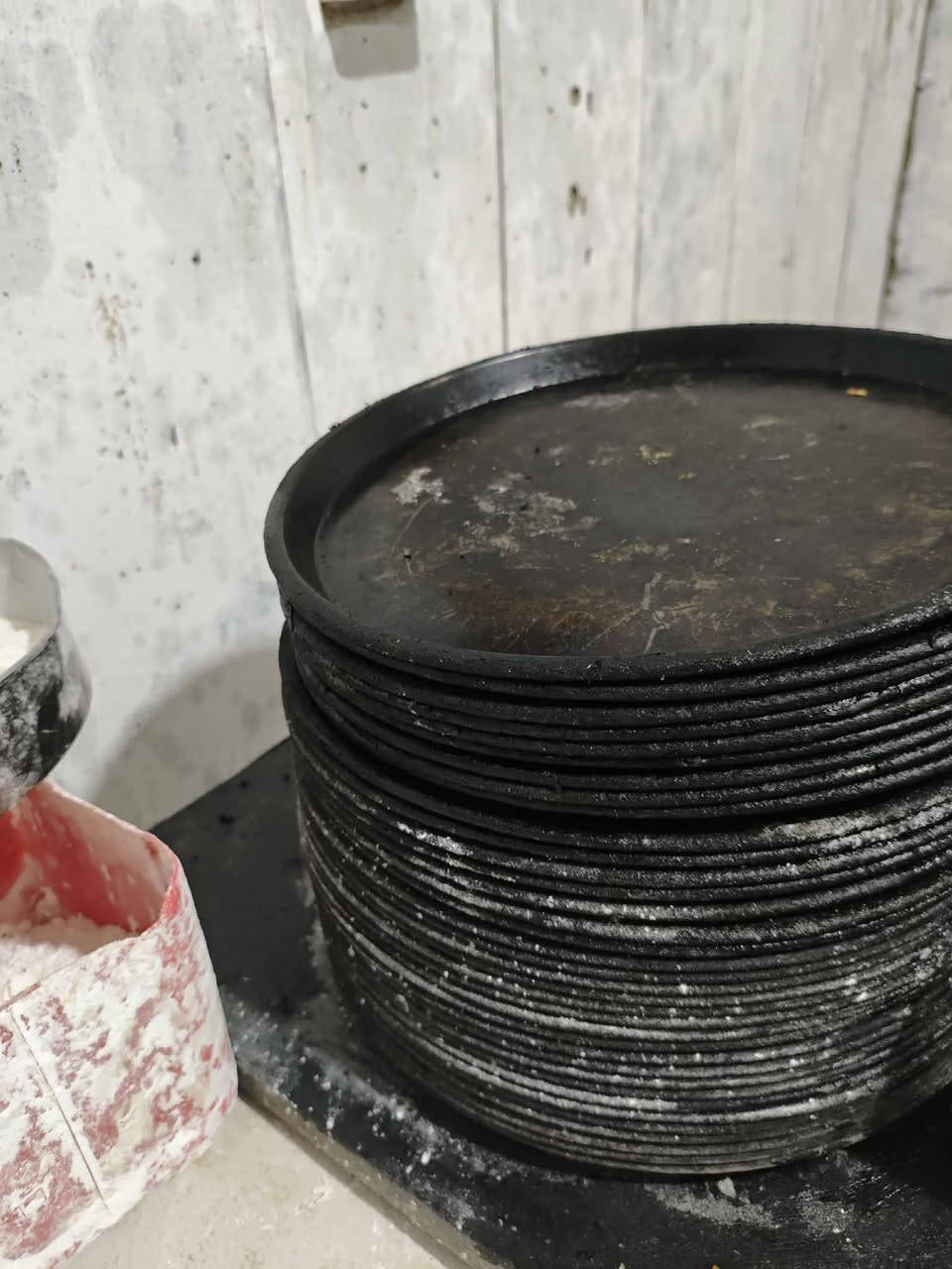 غراض مطعم للبيع  نريد نبيعهن كاملات قفل كلهن مليون و600 الي يريد استفسار يدخل ع خاص لو يتصل ع الرقم ***********
