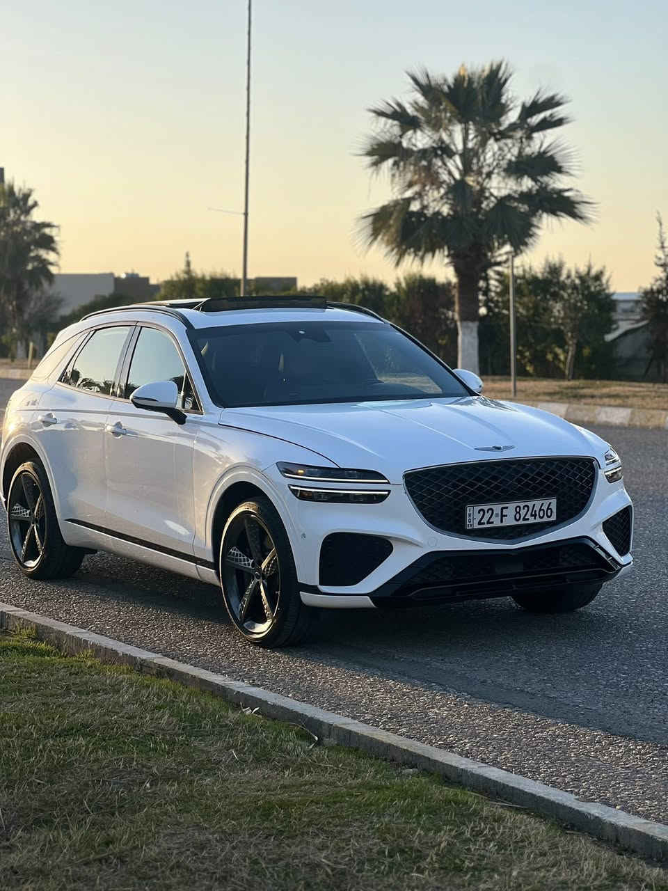 � للبيع – Genesis GV70 Sport Prestige 2023 🇺🇸 🔥
📍 الموقع: كركوك 
🔢 الرقم: أربيل
⚫ اللون الخارجي: أبيض
🔴 الداخلية: اسود   – تصميم رياضي
📏 عداد المسافة: 23,000 ميل فقط
🛠️ ملاحظة: تبديل بنيد وجامرلغ  طرف السايق بلادي حادث صفح - راديترات ورادرات بلادي 

💪 المواصفات:
🚗 محرك 2.5 L Turbo – قوة 300 حصان
⚙️ ناقل حركة أوتوماتيك 8 سرعات
🧭 نظام دفع كلي (AWD)
🌇 سقف بانوراما كهربائي واسع
🖥️ شاشة وسطية كبيرة + عدادات رقمية 3D
🎶 نظام صوت Lexicon Premium Audio
🪑 مقاعد جلد رياضية (تبريد + تسخين)
🔘 تشغيل بصمة + بصمة على الأبواب+بصمه تقديم للامام وترجيع للخلف + اوتو بترك من داخل السيارة وبالمفتاح 
📸 كاميرات 360° + حساسات أمامي وخلفي
🚦 نظام مراقبة النقطة العمياء + المحافظة على المسار
💡 إنارة LED كاملة (أمامية + خلفية + نهارية)
 إضاءة داخلية متعددة الألوان (Ambient Light)
🛡️ أنظمة أمان متطورة (فرامل طوارئ، تحذير تصادم، مثبت سرعة ذكي)
مقاعد مساج (تدليك)💆
شحن لاسلكي
عين سحريه

✨ فئة Prestige Sport – أعلى فئة من GV70
🚘 وارد أمريكي
📆 موديل 2023
⚙️ السيارة جاهزة والسيارة بامىسمي - ايرباك سترين وتكمة ومشدود بلادي مو ( كفرات )   شوي بيها دواخل من طرف الحامرلغ بدون شواصي وبدون لغود السيارة اني مستوردها ومصلحيها على ايادينا

💰 السعر: ٣٣٥  
📞 للتواصل: ***********
