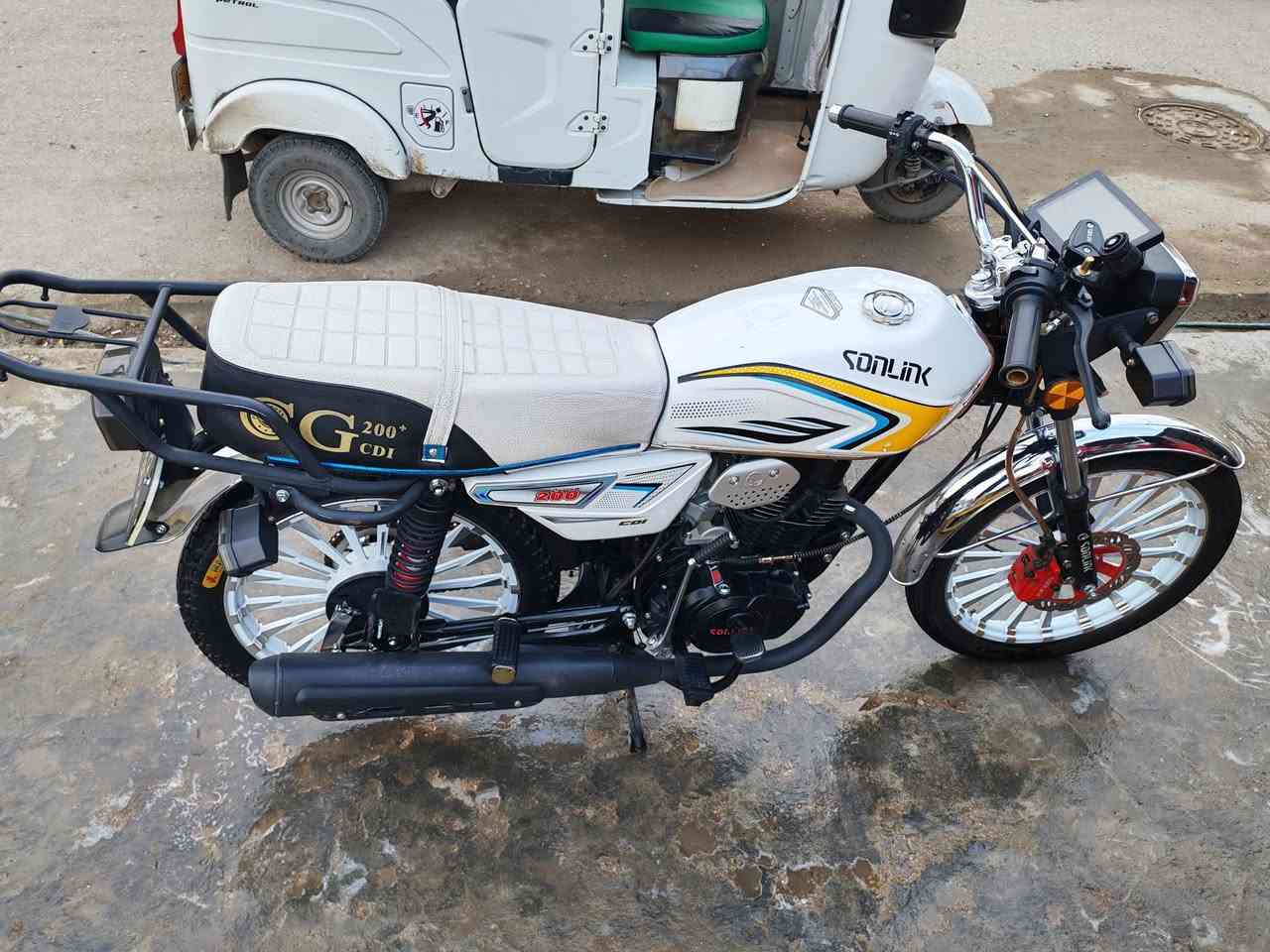 السلام عليكم دراجة سيفان موديل 25 محرك 200 السعر وراق كاملة السعر 850الرقم الهاتف ***********
