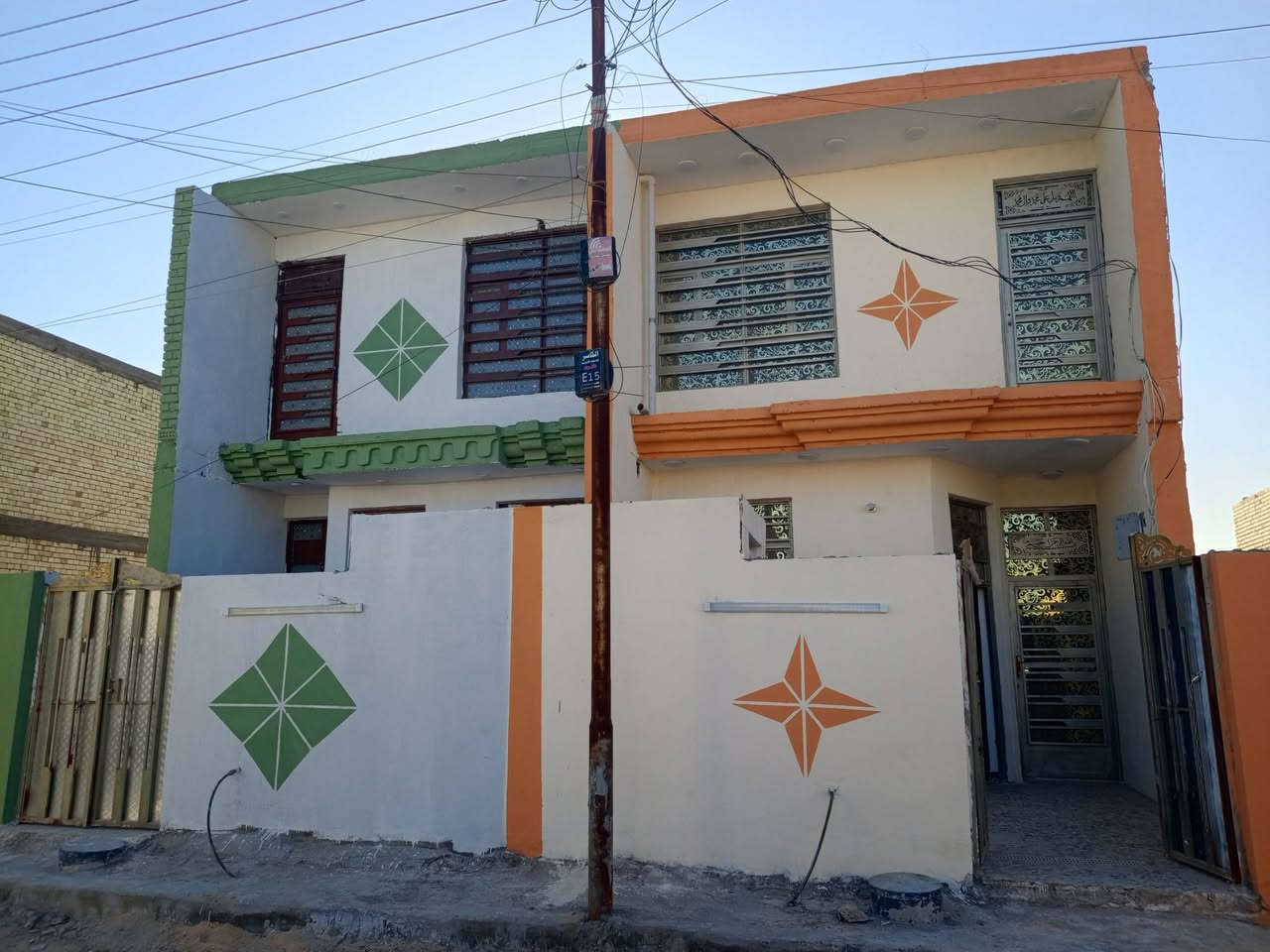 السلام عليكم 

دارين واحد بصف ثاني 

مساحه واحد 110 متر طابق ونص 

جاهز السكن فارق حالين جيب قراضك وتحول متصرف على الف دينار 

زراعي سند 25 كافه خدمات توضيح داخل فيديو 

سيراميك كاشي رضيه رفت 50 طابوق جمهوري سكف صب مسلح 

استغبال صاله كبيره منام 2

صحيات مع تانكي وكيزر وماكور جدد 

خلاطات ماء كهربائيات جاهز من كلشي 

دارين جاهزات سعر واحد 51 وبي مجال الشراي 

العنوان حي دجله قرب حي نصر بضر المعارض السيارات 

منطقه جاهزه وراقيه والبناء حديث البيهه

أي ستفسار تصل ***********
