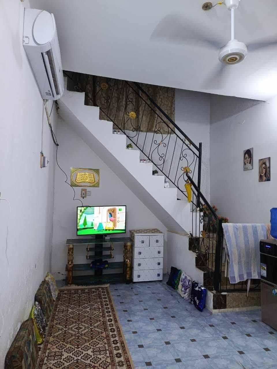 # بيت للبيع
العنوان: حي الشهداء شارع النص عالشارع 200متر طابو واقع حال 300 متر
يتكون من طابقين 
 ♦️الطابق الأرضي يحتوي على غرفتين وهول واستقبال ومطبخ وصحيات وحديقه وطارمه 
 ♦️الطابق الثاني بناء جديد يحتوي على غرفتين وصاله واستقبال ومطبخ وصحيات معزول بدرج خارجي وباب عالشارع وبي طارمه.
للتواصل رقم الهاتف (***********) 

كافة الخدمات متوفره.
