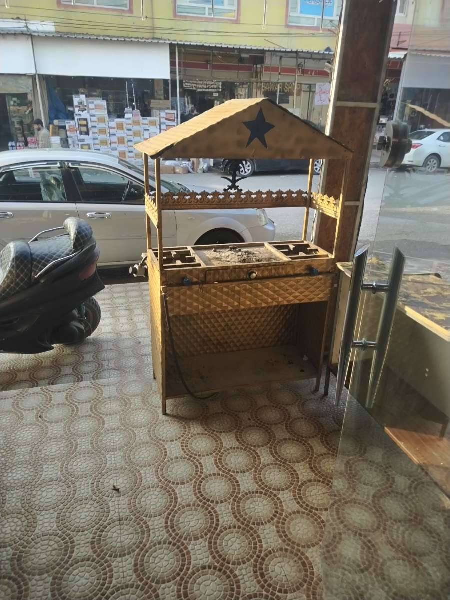 مطعم لحم بعجين كامل للبيع المعداة عبارة عن 
فرن حجري و منقل چاي مع كامل تجهيزات و منقل كباب مع كامل تجهيزات و عجانه و فرام لحم و و رقاقه عجين غراض لحم بعجين كله و كباب كله و فرن كله لأي استفسار اتصل *********** شمشمل, السليمانية
