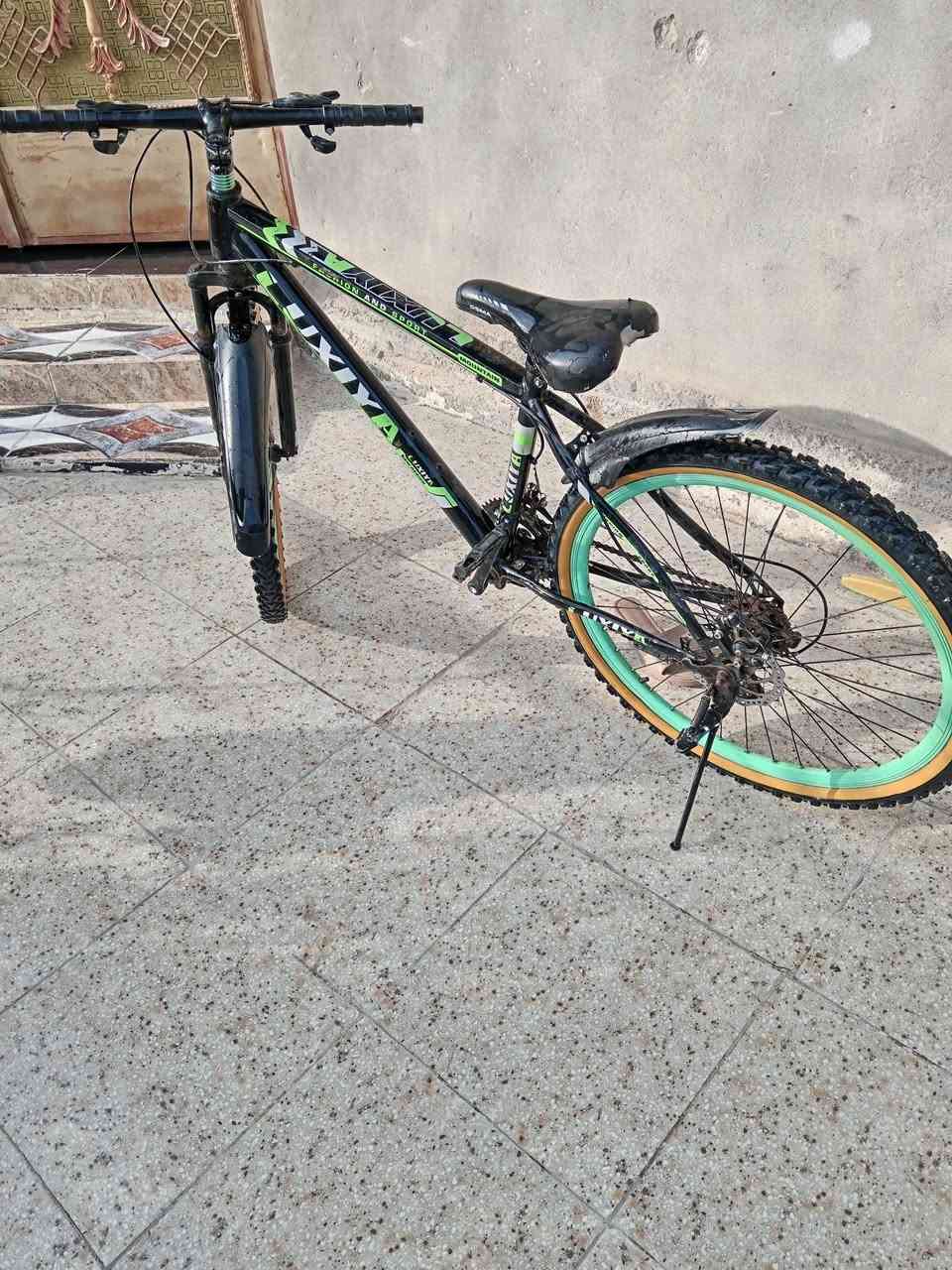 السلام عليكم عليكم دراج جبلي نضيفه دبل كير دبل بريك دسك شغال امامي وخلفي جاملغات جدد تايرات جديد السعر 100بي مجال المكان الصويره رقم الهاتف ***********
