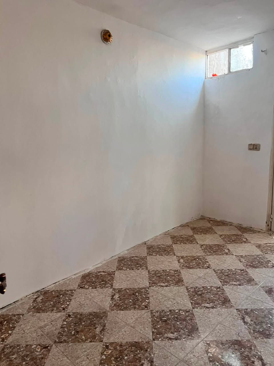 للايجار 
دار مساحه 55 متر حي ميسان شارع الجوهره 
غرفه. استقبال. مطبخ.  صحيات 

٢٠٠ الف شهريا 
***********
