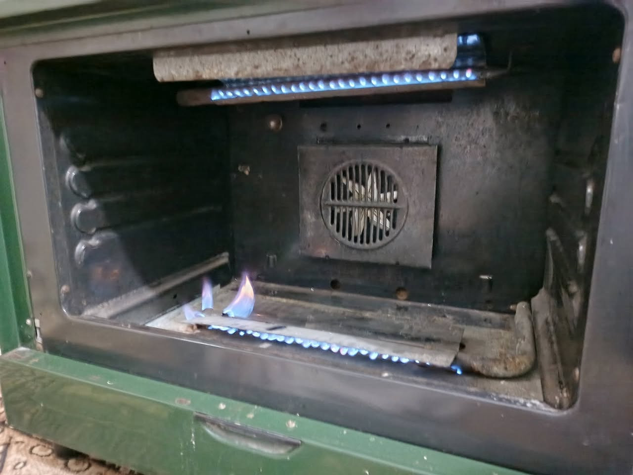 للبيع
الطباخ ب 125الف
الميز ب 30الف
***********
