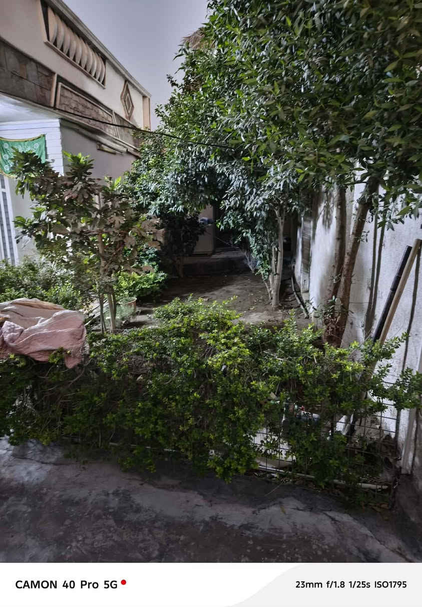 بيت طابو صرف مساحه بالسند ٢٢٠ واقع حال ٣٠٠ طابقين بناء طابوق السطح صب مسلح اربع غرف نوم استقبال ٦في ٤ مطبخ ٥ في ٤ كراج يشيل ٣ سيارات حديقه ينبني بيها بيت السعر 122مليون وبيه مجال الموقع حي العسكري قرب السفينه الشارع الصب ٤٠ متر عن السايدين مدخل المدينه قرب ام كشه الاستفسار ***********
