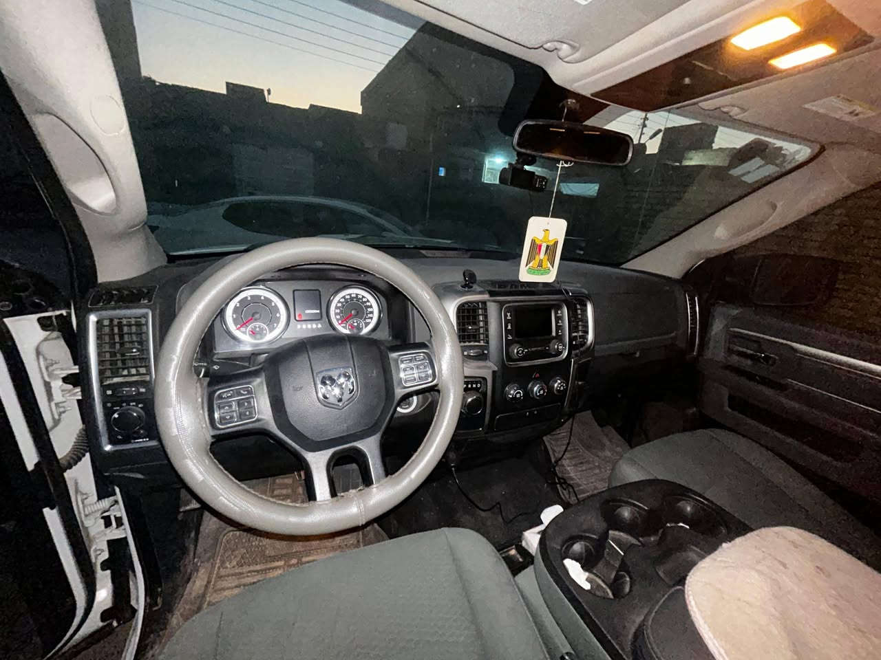 سلام عليكم رام موديل ٢٠٢٤ معلايه اصل ٢٠١٩ ضربته شبر بل جاملغ الايسر الخلفي  مكينته 5700 بدي كصير باب طويل يعني المرغوب  سياره جاهزه. مكلف بل نشر ***********
