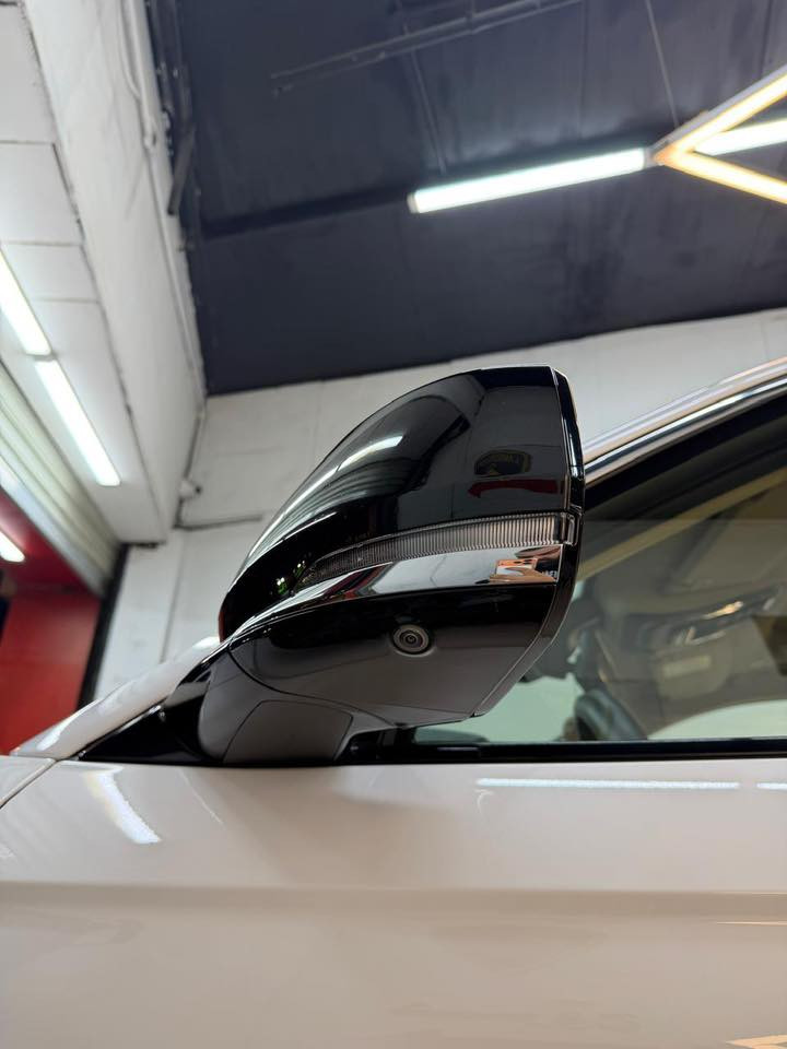 سلام عليكم 

جيب خليجي لمتدد بلاس 2022 
وكاله هارلم. (خليجي) . لون ابيض 
رقم بغداد

السياره مكفوله كير محرك صدر تبريد على وضع الشركه وسيرفس فقط في الشركة ماشيه  48,000 كيلومتر 

المواصفات :

* دفع رباعي 4x4 . 
* تحذير النقطة عمياء ⚠ .
* سقف بانوراما . 
* شاشه كبيرة 
* نظام الخرائط (GPS) .
* ستيرن كهربائي . 
* المصابيح الأمامية زنون .
* كشافات الضباب زنون .     
* تشغيل عن بعد .
* صندوق كهربائي ..
* حفظ وضعيات الجلوس (ميموري) . 
* المقاعد الأمامية كهرباء
* المقاعد الأمامية تبريد وتدفئة .
* المقاعد الخلفية تدفئة وتبريد
* حساسات أمامية . وخلفي
* تدفئة ستيرن . 
* بخاخ ماء على المصابيح الامامي..
* مانع تصادم خلفي .
* خمس كامرات . 
* محدد سرعة 
* نظام التشغيل والاطفاء الاوتوماتيكي ( Auto Start System ) .
* نظام بريك اوتماتيكي ( Auto Break System )
* اناره داخليه متغيره
* جنطه كهرباء
* شاشه بل دشبول
* داخل بيجي
* لدات امامي وخلفي
* تحكمات ستيرن فول
* شاشه اعطال
* كير ماوس
* اربعه انظمه قياده
* رادار 
* وباقي المواصفات المعروفه 

مكان السيارة بغداد اليرموك  
سياره جديده وجاهزه من كلشي واي نقص مابيها عدتها وارضياتها كلها وياها ممفتوحة
السعر 37,500$ وبيه مجال  

***********
