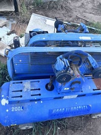 كمبريسر عدد ٣ نظيف للبيع  المكان بغداد الجادرية رقم الهاتف ٠٧٨٢٦٨٦٥٨١٨