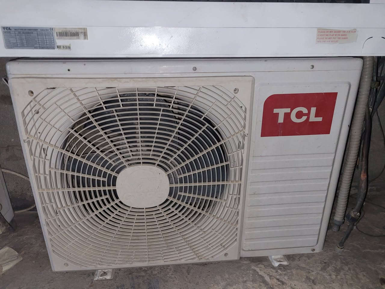السلام عليكم ورحمة الله 
سبلت TCL طنين وثلث كامل داخلية وخارجية وبواري وحمالة وريمونت على الشرط شغال وغازة مقفول تجي تشوفة بعينك احلى من الصور السعر 350 المكان كوفة للاتصال ***********
