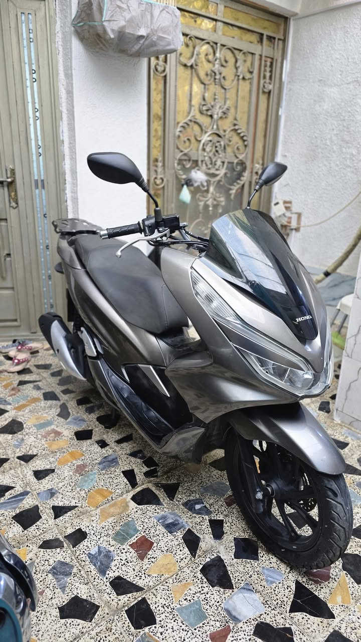 السلام عليكم  .  شباب PCX جيل الثالث ياباني موديل 2020  للبيع 
الدراجه مكفوله كفاله عامه كله شغاله حساس زدحام و ستان كهربائي كله شغاله ماشيه 42 الف حقيقي لون فيلي صدفي لون مميز مكينه 125cc .  ياباني  .
مكاني بغداد مدينة الصدر السعر على الاتصال او خاص 
رقمي ( *********** )
