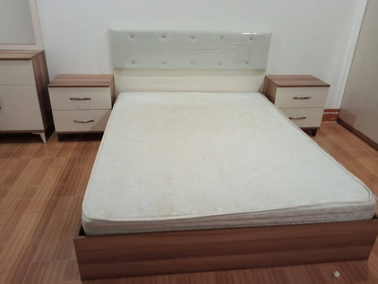 🛏️ ژووری نوست  بۆ فرۆشتن
 کانتۆری ٦ تاک ، مێزی ماکیاژ و ٢ کۆمۆدی.
​کوالێتی: زۆر توندوتۆڵ و پاکە، پشتی کانتۆرەکە بە تەختەی سەقفی پتەو دروستکراوە.
​ وەک نوێ وایە و هیچ عەیبێکی نییە.
​💰 بۆ نرخی نامە بنێرن
📍 شوێن: عەربەت
ــــــــــــــــــــــــــــــــــــــــــــــــــــــــــــــــــــ
تۆش چیت هەیە بۆ  فرۆشتن لە نامە بۆ بنێرە لێرە بۆت دەفرۆشم


**إذا كنت صاحب هذا الإعلان وتريد حذفه لأي سبب، رجاءا أرسل رسالة إلى الدعم الفني**