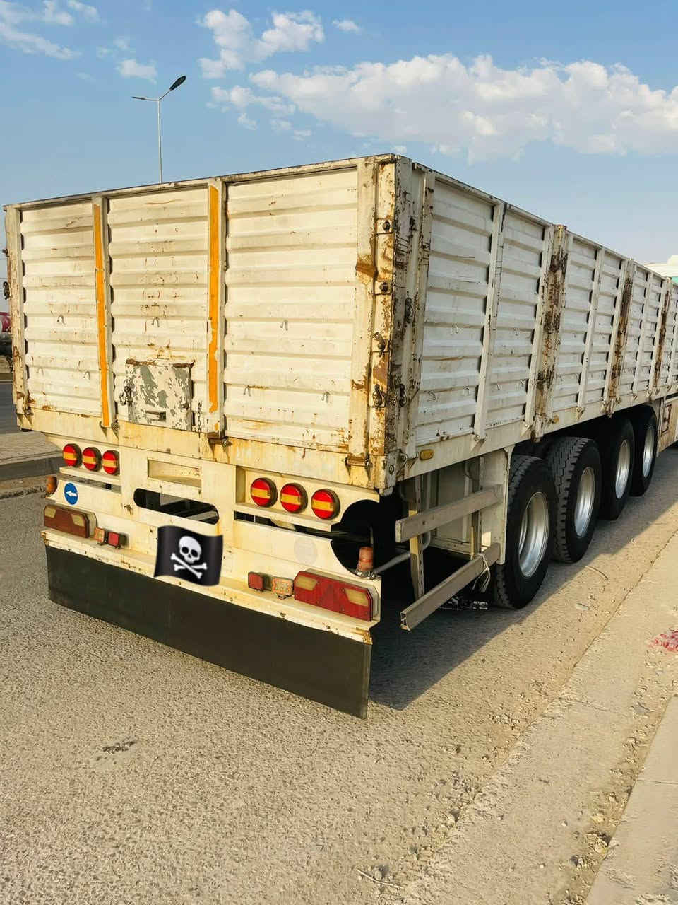 السلام عليكم تريله 2008للبيع مكان صلاح الدين رقم اربيل اربعه دنكير  لاستفسار غير متواجد ع فيس ***********
