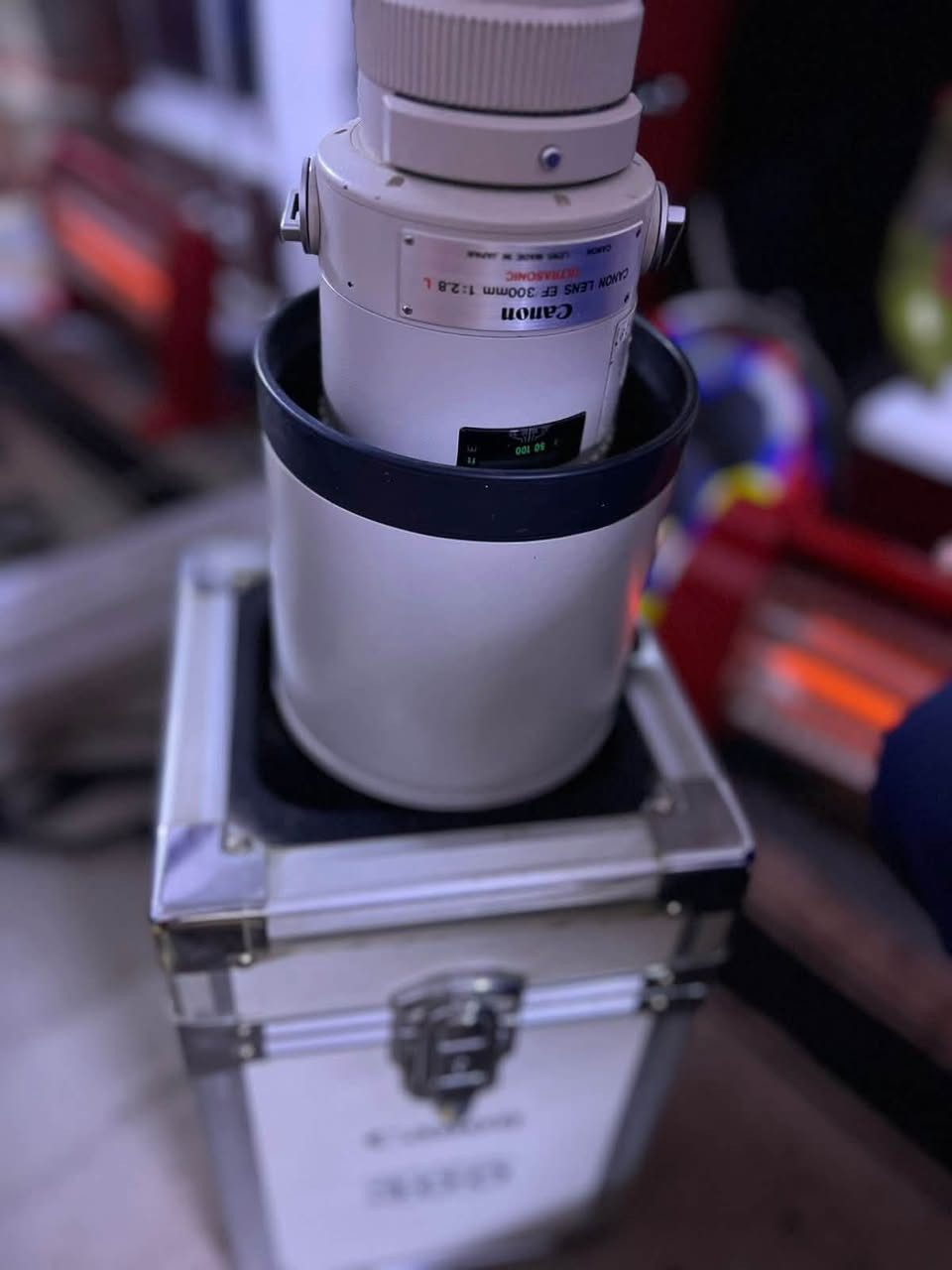 عدسة 300mm فتحة 2.8 للبيع فقط 
النظافة حسب ما موضح بالصور
للاستفسار المراسلة عبر الحساب او عبر الرقم ***********

