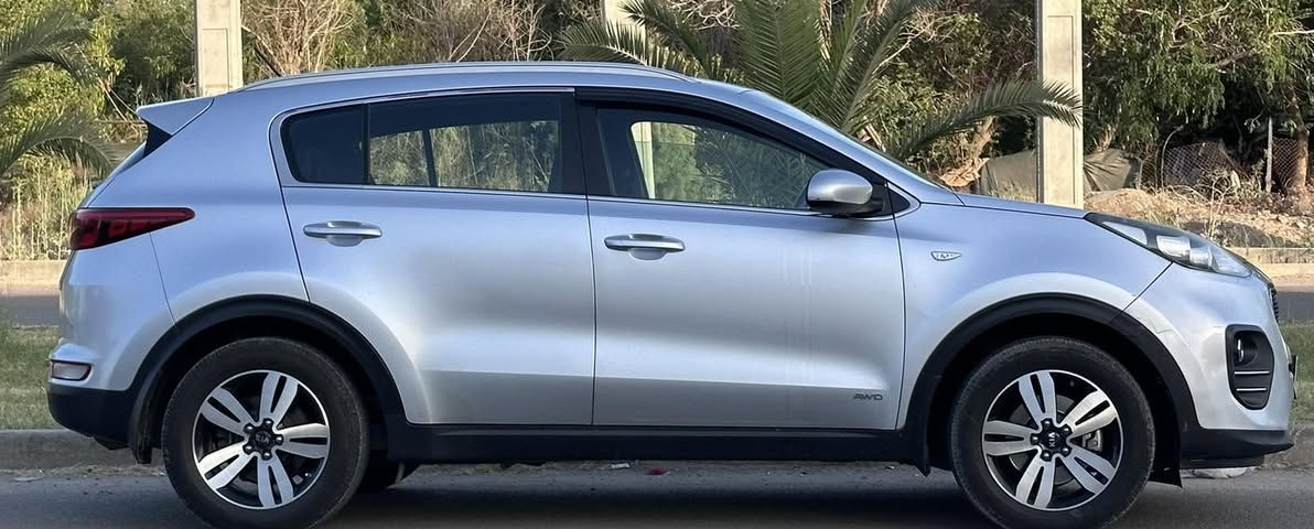 كيا سبورتج خليجي 2018
ماشيه 230 الف 
مكفولة من الصبغ و الضربة بيها بارد اباب السايق شبر والباقي مكفول كفالة عامة 
بجم كبس 
رقم اربيل جديد باسمي تحويل ثاني يوم 
كير و محرك و صدر مكفولات شرط الفحص 
تبريد قطعتين 
شاشة جبيرة 
تحكمات ستيرن 
فور ويل 
حساسات + كاميرا 
حساس تاير 
محرك 2000 دوش 
اداماتها كلها بالشركة سيارة جديدة بمعنى الكلمة ما ينرادلها اي مصرف 
165 ورقة بيها مجال كلش بسيط حك الجية
مكاني بغداد زيونة 
***********
