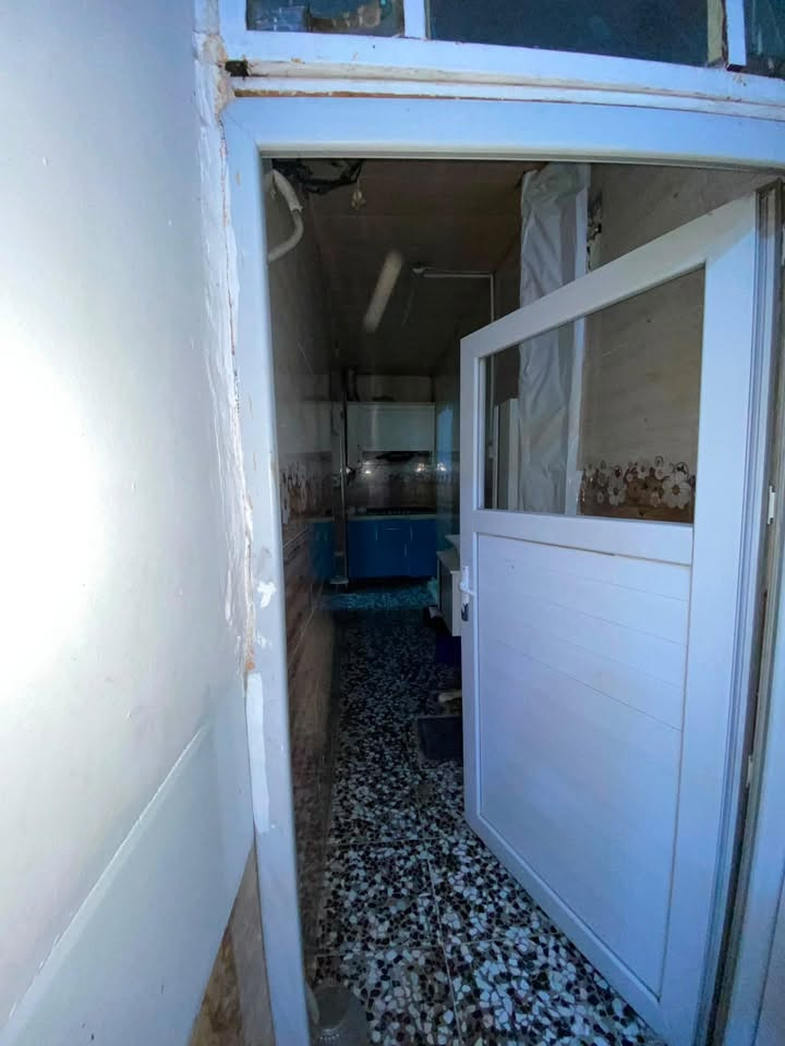 بيت مساحة ١٠٦ م طابو صرف
العنوان بغداد الجديدة قرب ثانوية سومر وقرب مجمع المدارس
عرض الشارع ١٠ م 
البيت يتكون من كراج واستقبال وصالة داخلية وغرفة نوم بالطابق الارضي ومطبخ خلفي صغير وصحيات
والطابق الثاني غرفتين نوم كبيرة وصحيات
والطابق الثالث مخزن كبير وسطح 
البيت يحتوي على دكت مركزي وسقوف ثانوية
الدرج مرمر درجة اولى 
الحمامات سيراميك 
الاستقبال يحتوي على ديكورات ومرمر 
للاستفسار الاتصال على الهاتف 
***********
