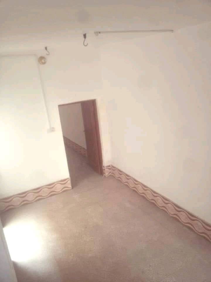 اللهم صلي على محمد وآل محمد

بيت للبيع مساحة ١٠٠م بالبراكيه قرب مدرسة الشهيد علي الرماحي وتنزل بالجري مسافه ٥٠٠ م
يحتوي البيت على غرفه وصاله واستقبال ومطبخ وصحيات داخليه وخارجيه ومنور عدد٢ بناء اساس صب كونكريت السقف عكاده شغل مرتب بناء جناي تغليف سقوف ثانويه الارضيه كاشي كهربا ء ماي دفن مدارس قريبه كافه الخدمات متوفره مستشفيات ومدارس أسواق قريبه العنوان الكوفه البراكيه

ما هي مساحة البيت بالمتر المربع؟: 
100متر 
كم عدد الغرف والحمامات في البيت؟: 
غرف ١ حمامات ٢
هل يوجد كراج أو حديقة؟: 
حديقه خارجيه
ما هو السعر المطلوب للبيت؟: 
١٨ مليون وبي مجال 
ما هو العنوان أو المنطقة المحددة في العراق؟: 
الكوفه البراكيه قرب مدرسة الشهيد علي الرماحي وتنزل بالجري مسافه ٥٠٠ م 