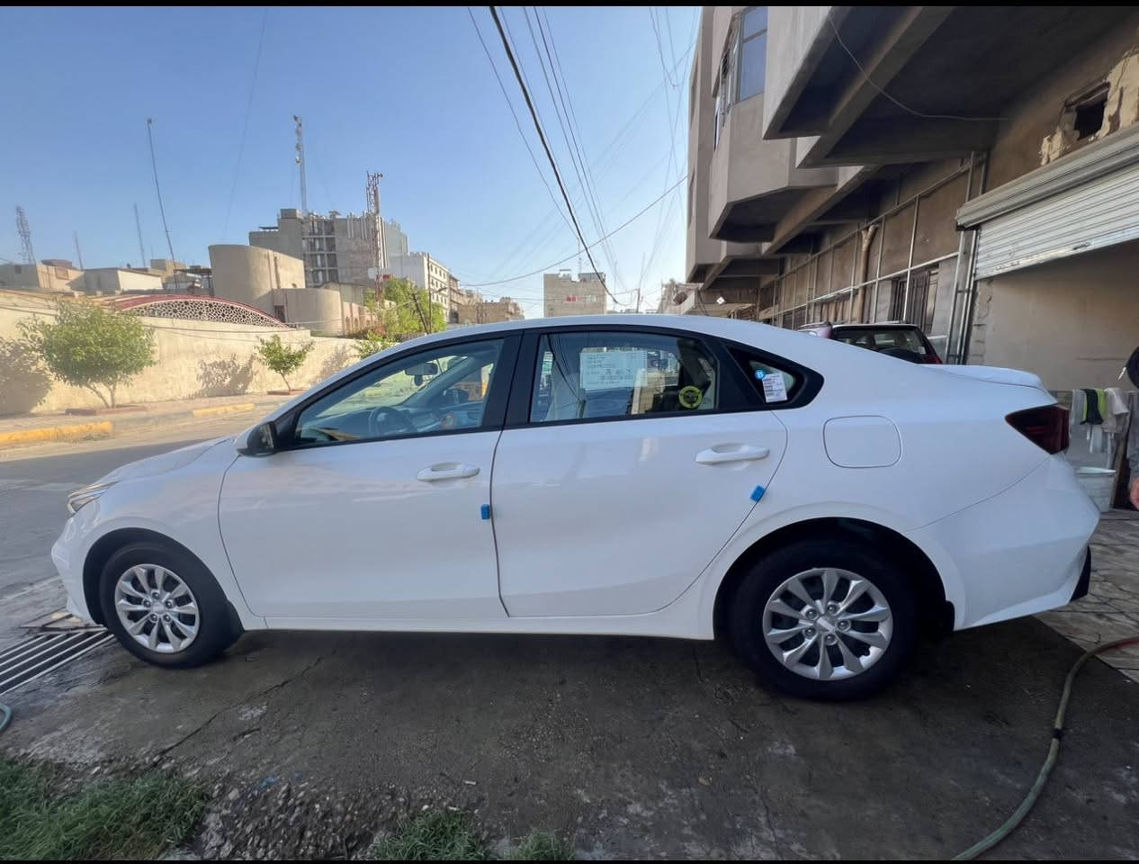 السلام عليكم سيراتو 2024للبيع السيارة ماشية 42 الف مكان السيارة الكرادة شارع الزعيم بيهة بارد جاملغ الخلفي عكس السايق والدوسة شبر صفحة السايق بدون صبغ الشراي يتصل عل رقم غير متواجد عل فيس 
الرقم ***********
