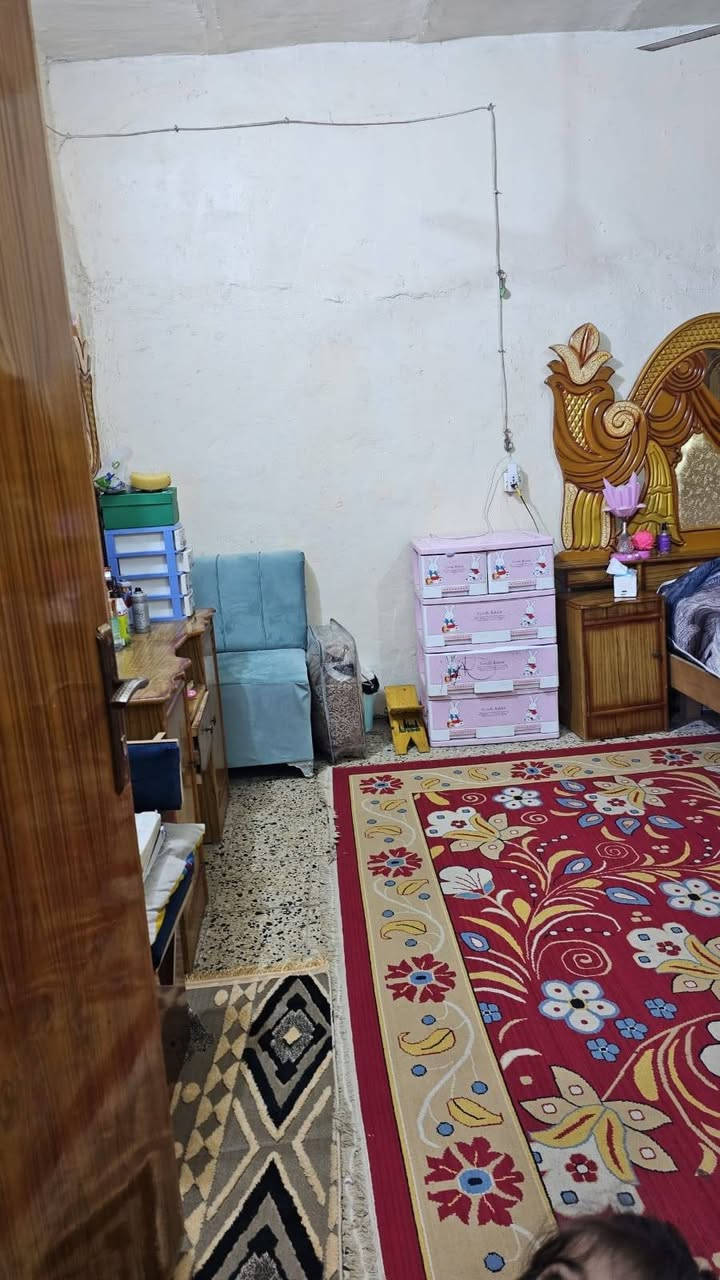 بيت للبيع💥
حي المعلمين القديم شارع المصلحه المساحه ٢٤٠ متر

بداية البيت مسلك طولة٤٠ عرضه مترين.. مساحه بناء البيت 200
طابق ارضي بيه ٣ غرف نوم ومطبخ وحمام وتواليت غربي وشرقي وهول واستقبال وكلدور
 والطابق الثاني غرفه نوم وحمام وتواليت غربي
الطابق الاول بناء قديم بأستثناء الاستقبال بناء جديد
والطابق الثاني بناء حديث
للتواصل الرقم ***********
السعر ٢٣٠ مليون وبيه مجال
