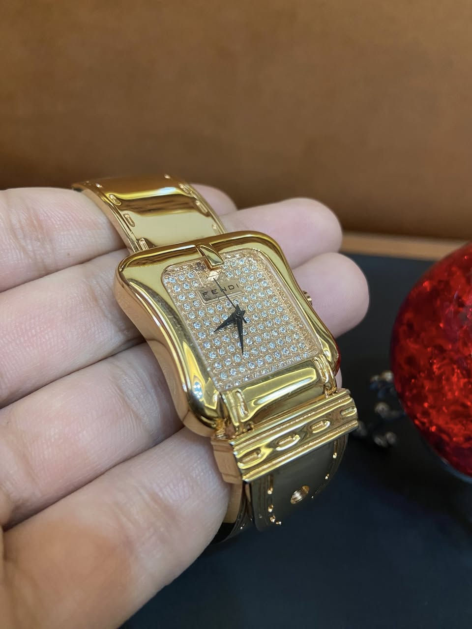 ساعة نسائية فاخرة من ماركة  FENDI الشهيرة صناعة ايطالية اصلية نادرة  لون ذهبي ثابت  سير معدني تحتوي على رقم تسلسلي ورقم رمزي شكل مميز والمينا مرصعة بالكامل  بالكرستال الحقيقي وزن ثقيل تصلح للعرائس او الحفلات الراقية
السعر 375


**إذا كنت صاحب هذا الإعلان وتريد حذفه لأي سبب، رجاءا أرسل رسالة إلى الدعم الفني**