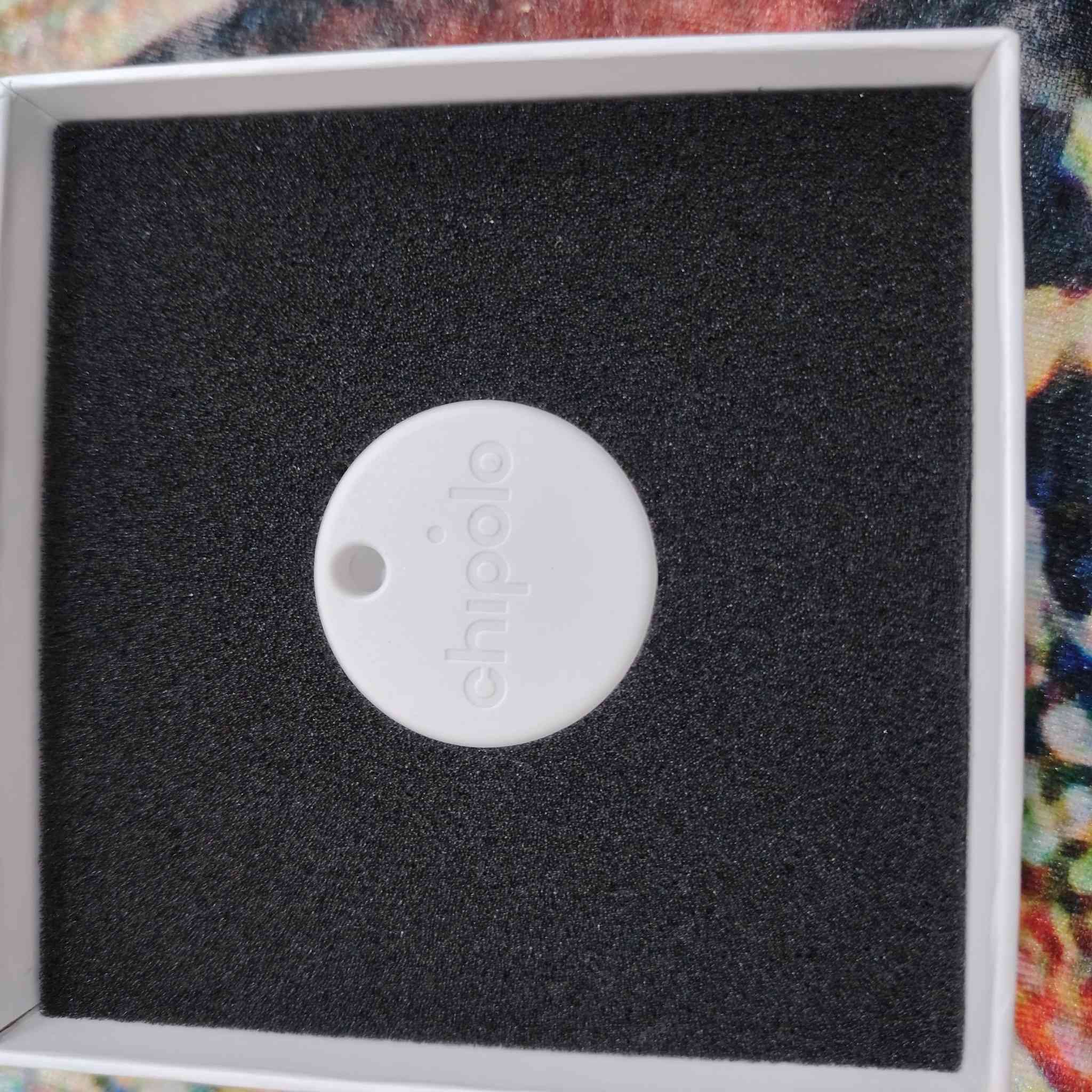 ١٥ الف ع اول تم 
هذا المنتج هو جهاز تتبع العناصر Chipolo ONE Point المصمم حصريًا لأجهزة أندرويد. 

يعمل مع شبكة "العثور على جهازي" (Find My Device) من جوجل لتحديد موقع العناصر المفقودة. 

يتميز بإنذار صوتي عالٍ بقوة 120 ديسيبل لتحديد مكان الأغراض بسرعة. 

مقاوم للماء ومزود ببطارية CR2032 قابلة للاستبدال تدوم لأشهر. 

يرسل تنبيهًا إلى هاتفك في حال تركت أغراضك وراءك.


**إذا كنت صاحب هذا الإعلان وتريد حذفه لأي سبب، رجاءا أرسل رسالة إلى الدعم الفني**