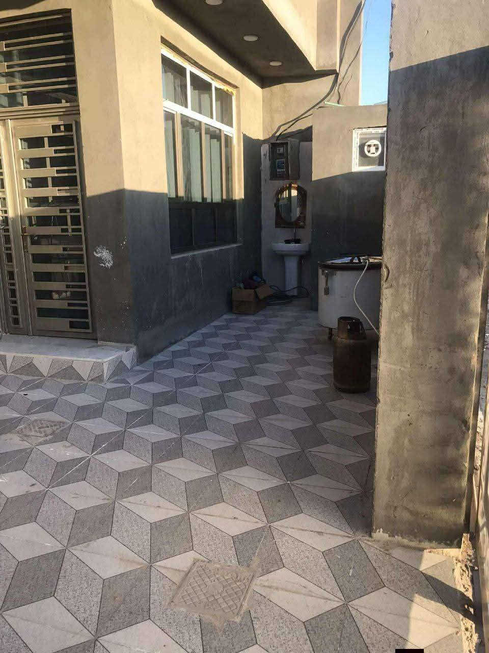 دار للبيع طابو زراعي سند 25 الموقع زوير الغربي قرب الملعب الخماسي المساحه 200متر مربع بناء حديث طابقين الارضي يتكون من صاله هول مطبخ حار وبارد وغرفتين نوم الطابق الثاني 3غرف نوم وهول مجمع صحيات عدد3 وكراج سياره للاستفسار مكتب النبل للعقار والبناء والهندسه *********** واتساب ***********
