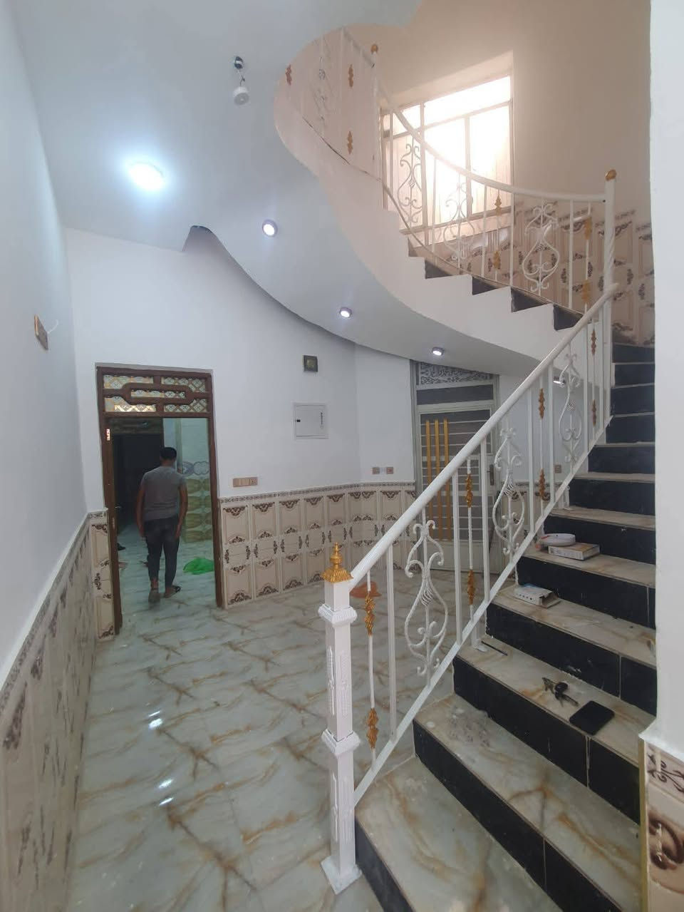 السلام عليكم ورحمة الله
بيت مساحة 100 متر / واجهية 5 متر ونزال 20/ طابو ملك صرف 

بناء طابوك / بناء حديث صار 7 اشهر من طالعين العمال منه 

مكون من حمام خارجي  وطرمة واستقبال وهول داخلي مع منور صغير ومطبخ و منور للمطبخ وغرفة نوم وحمام داخلي

اما الطابق الثاني مكون من بيتونة ومسكفة وبيها بابين وشيش التسقيف موجود بس تعال وسكف 

البيت لخارجي مصبوغ كلة طلس ضد الرطوبة بلاستيكي 

والبيت الداخلي كلة مصبوغ 

كهربائيات كلشي جاهز من سويج بلكات  وسبورت لايتات 

السعر 85 وقابل لتفاوض  

للاستفسار اكثر  

*********** / اتصال او وتساب
