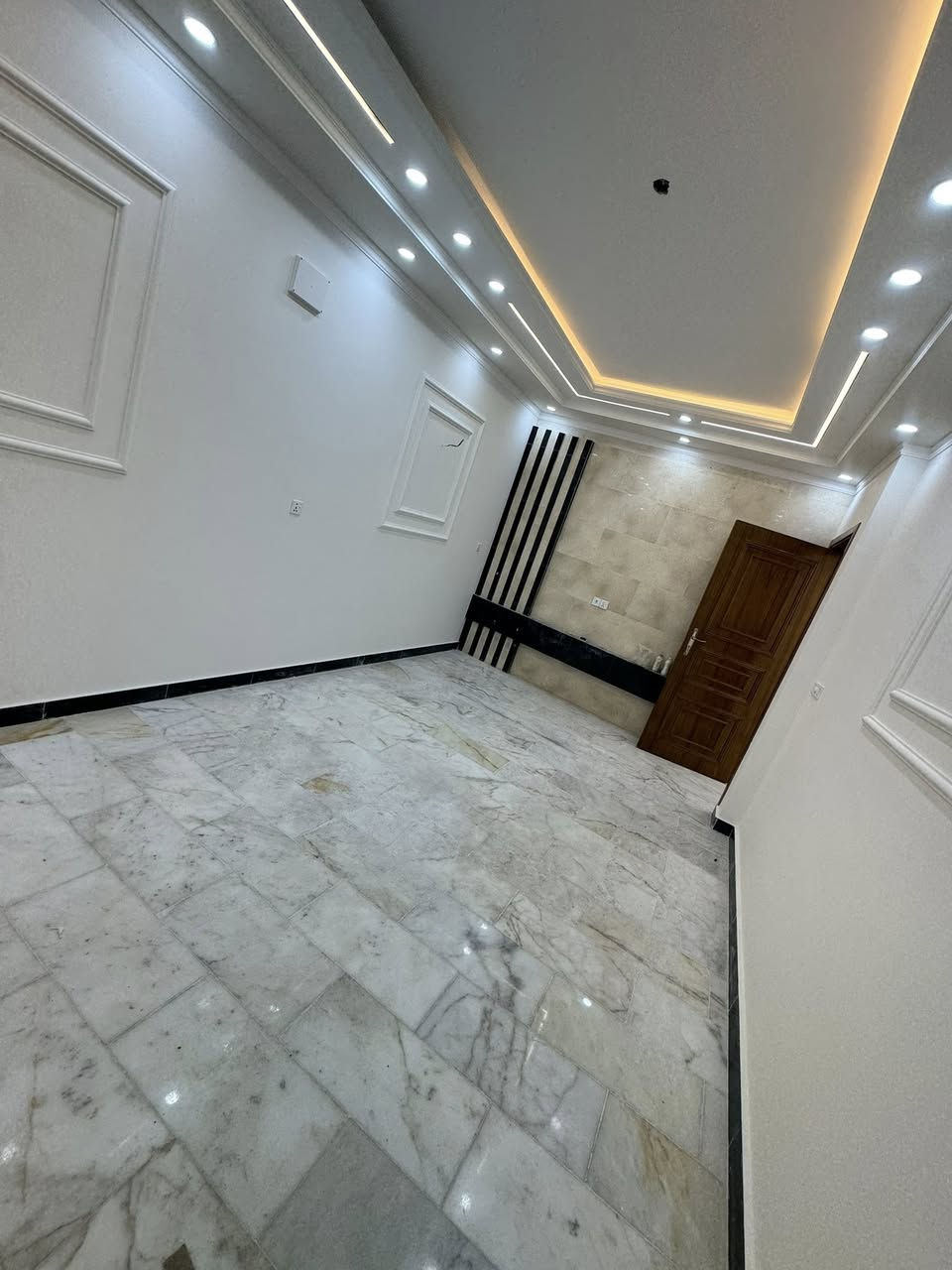 ✋🏼 زبائننا الكرام للبيع دار سكن 
💫سنه البناء 2026 درجه اولى

🔺المساحة :-150  متر ( ملكي )
🔻الواجهة: 5م      🔻النزال:30 م.

🚴‍♀️الشارع 15 م مع رصيف 4 
📦 المنزل فارغ حالياً - جاهز للسكن فوراً
🤚
✅ واجهة مرمر بتصميم حديث
✅ أرضية مرمر
✅ محجر ألمنيوم جام درجة أولى
✅ شبابيك ألمنيوم سلايد مقطع ممتاز
✅ جدران سيراميك ألواح
✅ أبواب داخلية صار ماليزي- أحدث تصميم
✅ أبواب خارجية قاصة
✅ ديكورات داخلية ابروفايل

🤚تفاصيل العقار

🔸 الطابق الأرضي:
كراج سياره +حمام خارجي+ مدخلين + صاله ضيوف 
+مطبخ + صاله عائله+ غرفه نوم سويت + منور 

🔸 الطابق الأول:
3 غرف نوم (منها غرفتين سويت) + خدمات

🔸 الطابق الثاني:
بيتونة + سطح أمامي وخلفي
 
📍موقع الدار بغداد حي البنوك  ( المدراء )

المكتب مفتوح من🕔9 صباحاً لغالية 🕣11مسأآ🔔
_____________________________________
للاستفسار مراسلة الصفحة
او الاتصال 

☎️***********

متوفر واتساب📞 او مراجعة⭕ .( السالم للعقار )  

📍 عنوان المكتب: حي البنوك شارع الكنيسه
