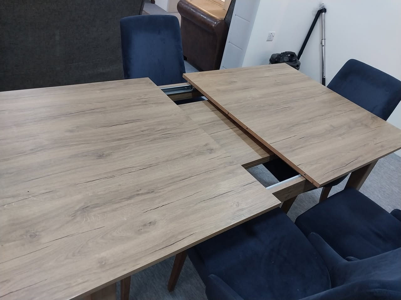 میز طعام ترکی ٦ نفر  اخو الجدید
سعر : ٢٠٠ الف.        مكان السليمانية 
_________ 
ميزى نان خوارده ن 6 نه فه رى تورکی لوک 
نرخ : ٢٠٠ هه زار.       شوين سليمانى 
***********
