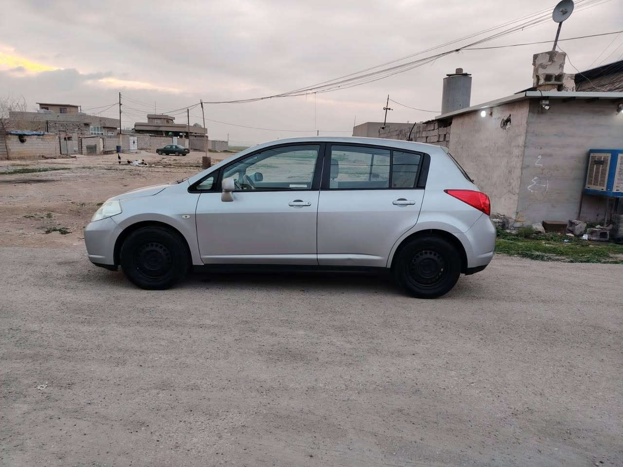 نيسان تيدا موديل 2008 اتوماتيك ماشية 148 الف حقيقي
سبير ماله نازل سياره جديد و حلوه 
كير و محرك و تبريد بشرط مامفتوح بورغي
بدون صرف و بخار 
بدون ضرر و جاكوش صبغ  صوره صونر موجود بلمنشور
شوية بيها جلح
بيها دفتر بنزين 
هزه و فحص و سنوية و رقم كله جديد لحد 2028
بأسمى بشرط تحويل و غرامه رقم سليمانيه
اربع تايرات جديد 
سياره مال جناي 
مكان كركوك 
*********** واتسأب موجود كركوك, العراق
