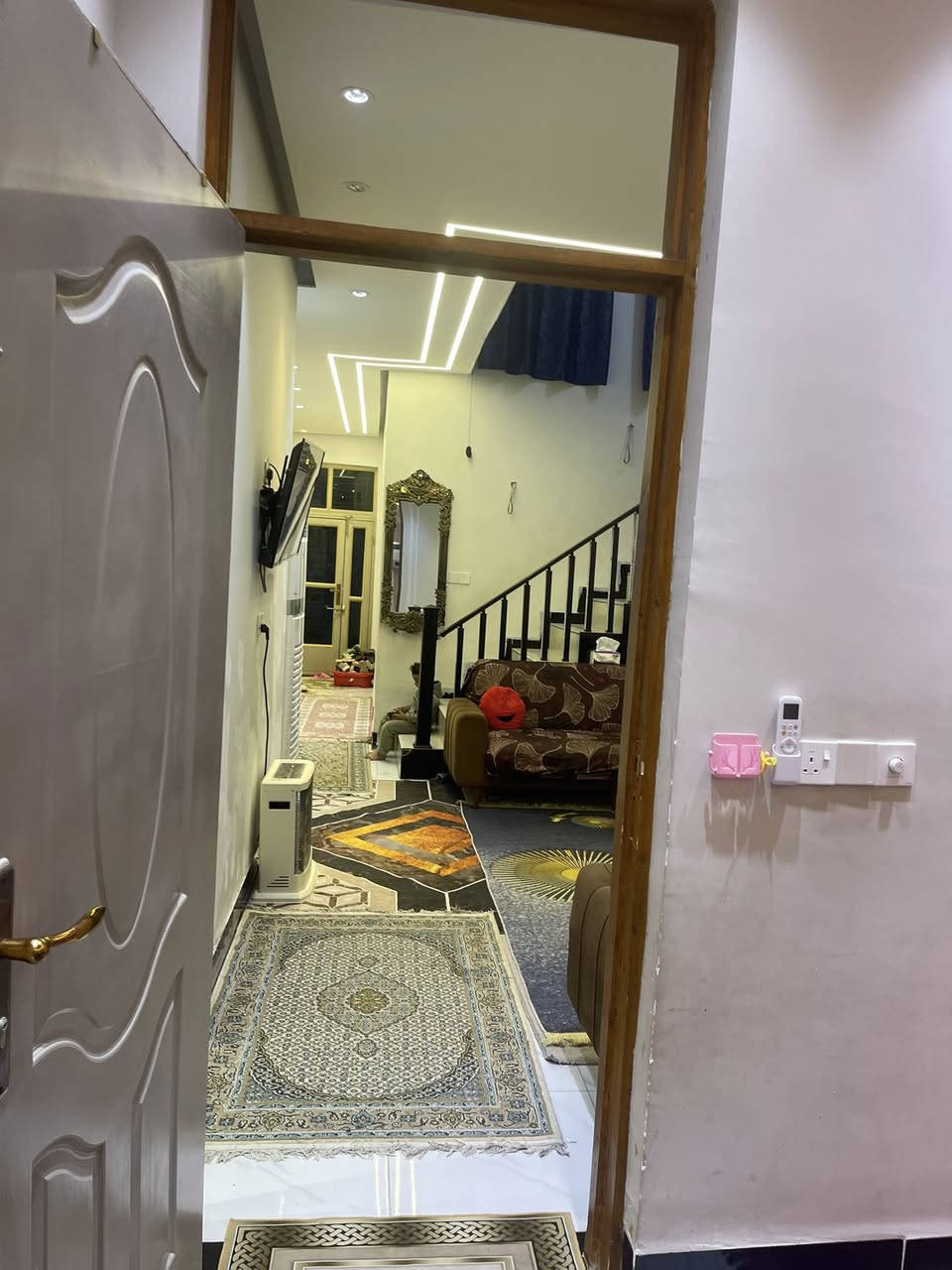 بيت للبيع العنوان العبايجي قرب المركز الصحي العبايجي
يتكون من غرفتين نوم 5في 4 صاله 6في 4 حولي 5ونص في 6  مطبخ 4في 2 صحيات خارجيه داخليه منور البيت كله شغله حديث ديكورات حديثة + انارة حديثه البيت كله حتة الصحيات ديكورات مساحه البيت 120 م 
الهاتف ***********
