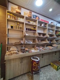 ديكور محل كامل للبيع التفاصيل ٨ متر أو نص الجوانب كل رف طوله ٣ أمتار و...