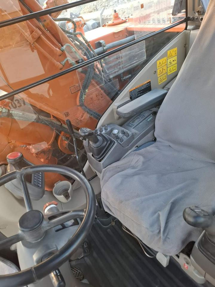 للبيع حفاره تاير جب 3قطع مكفوله كفاله عامه رقم سليمانيه باسمي 
مديل 2008حفاره جديده كلش 
***********
