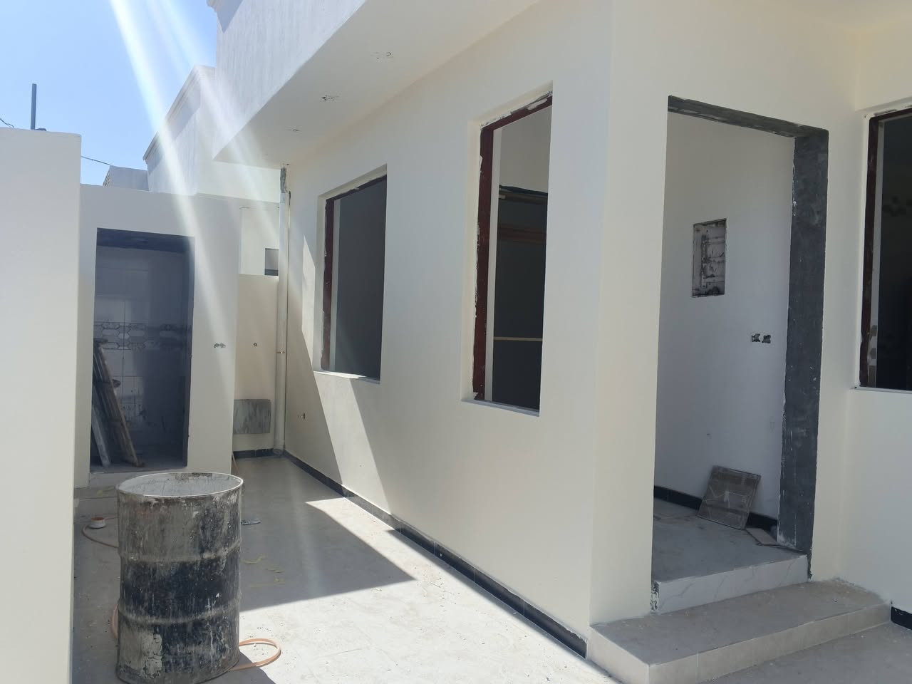 السلام عليكم بيت العدد 2 كل واحد  مساحة 200 متر  خلف حي الجامعة مجاور مجمع حجي حيدر هندي  للتواصل 
***********
