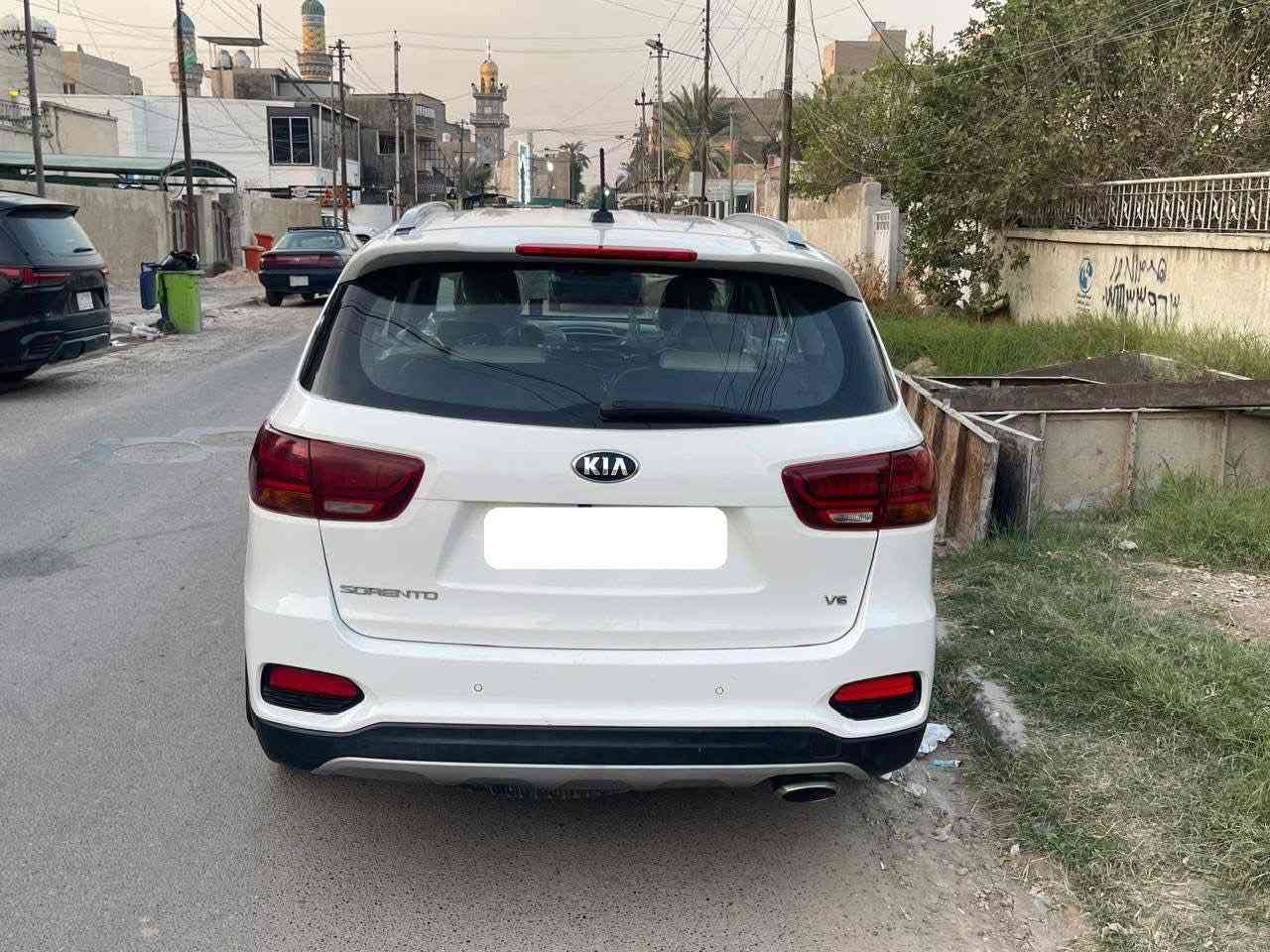 السلام عليكم
كيا سورنتو موديل 19 رقم بغداد 
ب اسمي 
محرك 6 سلندر 3500 
كير 8 نمر 
ماشيه 61 
بصمه 
كراسي كهرباء 
جنطه كهرباء 
3 قطع تبريد 
7 راكب جلد 
محرك كير كفاله وين ميعجبك افحص 
صبغ جاملغ خلفي بدون دواخل 
راسلني وات ساب ارسلك السونر 
السعر 240 وبيه مجال تعال شوف وبيك خير وادلل 
*********** العنوان بغداد
