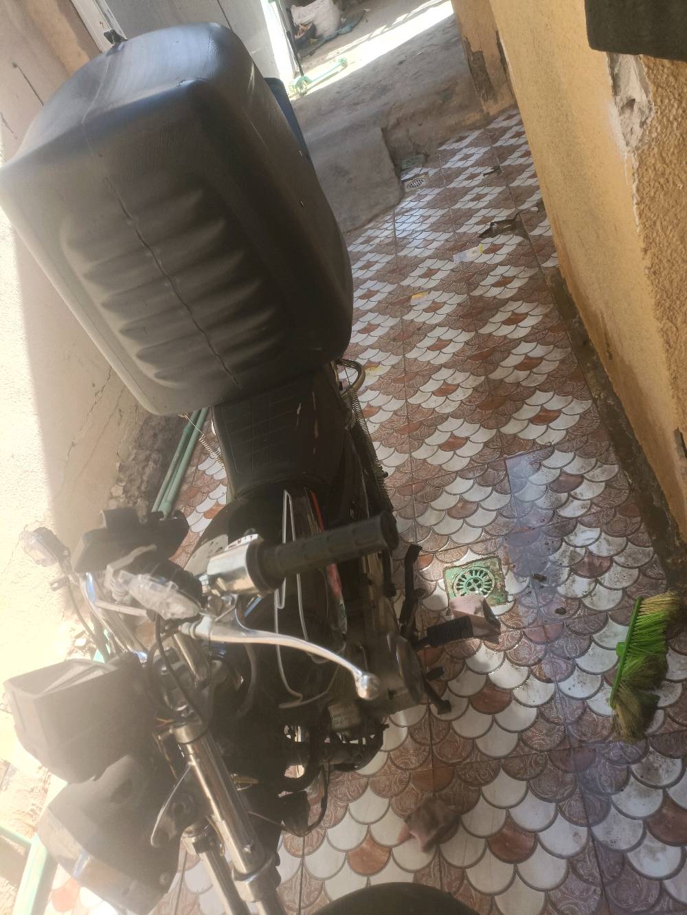 دراجه دلفري جاهزه نضيفه وحلوه هيه وصندوقه ولستان مال جهاز 
كامله 
بس شغل وطلع بيه شتغل
سكنر وراق جنابي 
ملاحضه هندر ملحوم كلجات ستوني ابدله نهضه حلوه كلش
ضفيره جديده زنون باتري  تانكي صفحيات  صنيه مال زنجيل
كله تعمير جديده من عقل من كوين من كتف شحن ورن 
كله جديد شوفت عينك 
سعر 450 وبيه مجال  رقمي وتساب  ***********