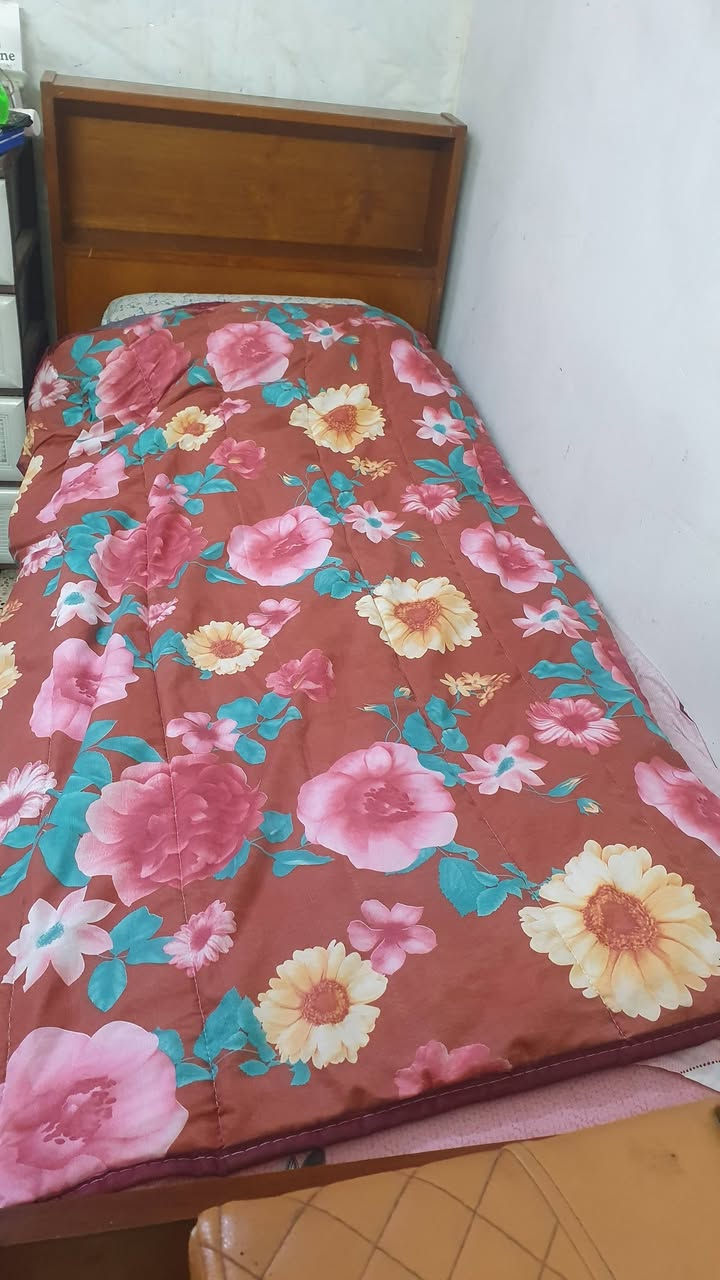 كنتور خشب ٥ ابواب  عرضه ٣ متر .. عمقه ٥٥ سم و ارتفاعه ١٩٠ سم
سرير ابو نفر خشب الطول ٢١٥ سم و العرض ٩٠ سم 

الكنتور ٢٠٠ و السرير ب ١٠٠
التواصل واتساب 
***********
