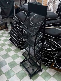 ستاند • نضيف جدا • عرض قمصان أحذية
