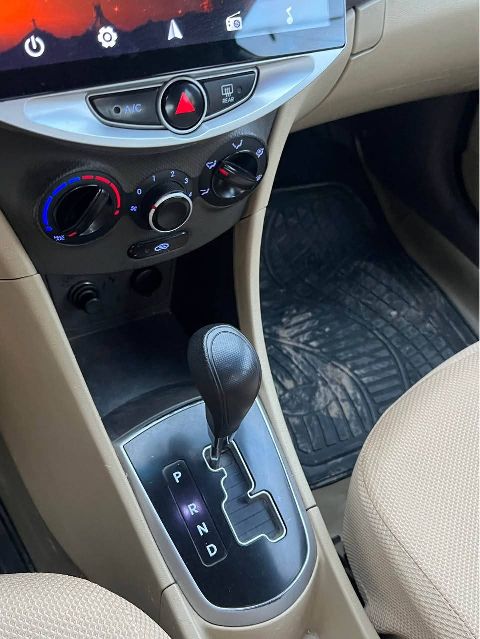 ( هوندا اكسنت       2012 فول فول توماتيك )
 (اسلايت /قفل مركزي /جامات كهربائي )
( الصبغ 2 قطع جاملغ سكن اوجاملغ خلف السكن )
( 2 مكان سقف بي تعديل PDR تعديل )
(گير ابشرط مكينه ابشرط )
( رقم هزا سنويه جديد  شرط التحويل )
(العنوان دهوك  قضاء برده ره ش )
(***********) 
(***********) واتس رب 
( السعر       88    $   ورقه ) اكر, نينوى
