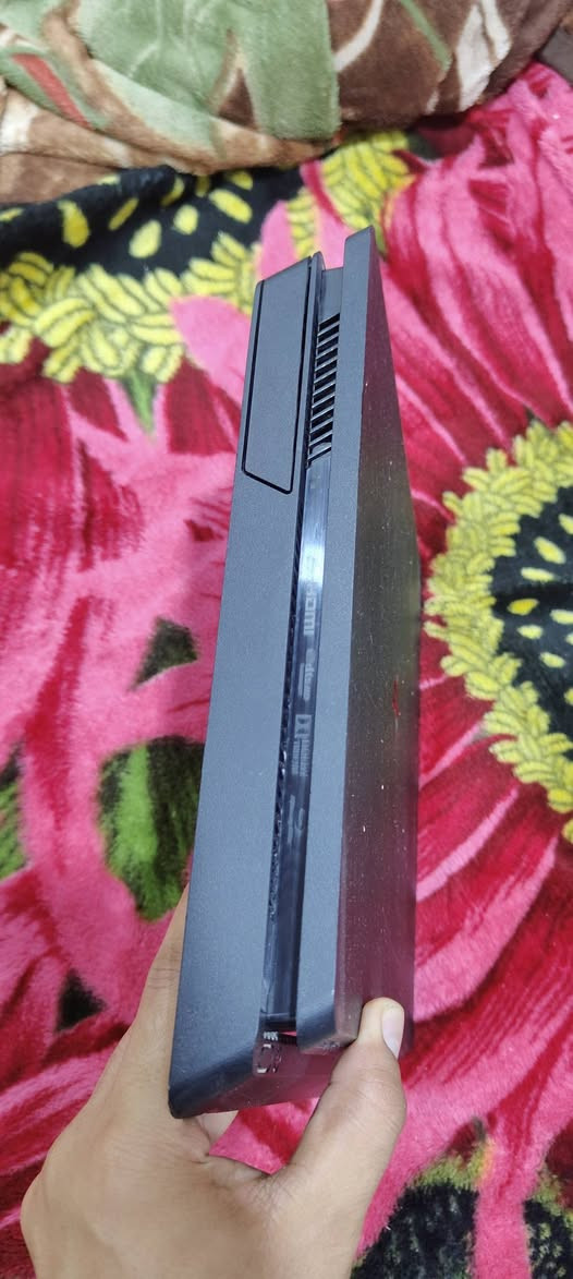 السلام عليكم اخواني Play station 4 مهكر نظام 9
الجهاز مرتب ونظيف 500 كيكا
ملحقاته : 
كيبل HD 2.1  4K
كيبل كهرباء
 كيبل شحن 3 متر
هارد 320 العاب بلي 2
3 جويستك اصلي 
رقمي *********** قليل متواجد نت
 السعر 350
